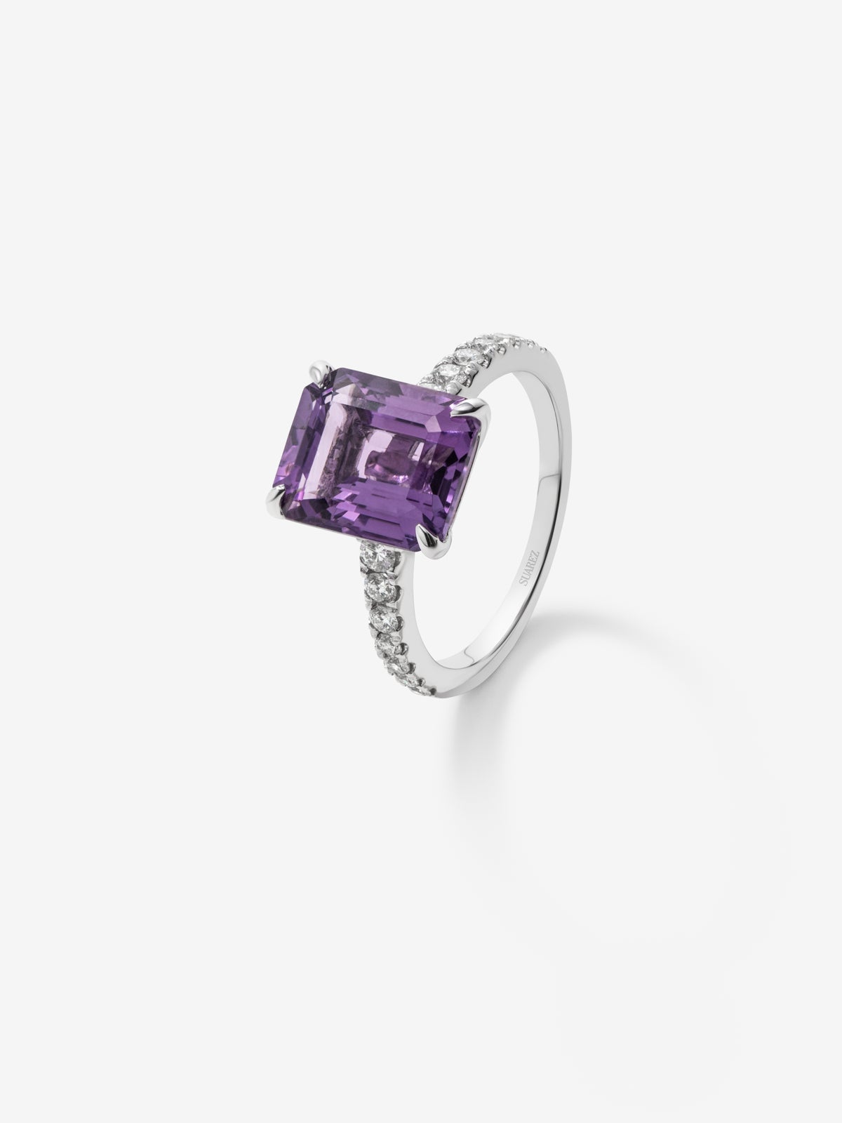 18K white gold ring with emerald-cut purple amethyst of 4.25 cts and 14 brilliant-cut diamonds with a total of 0.32 cts