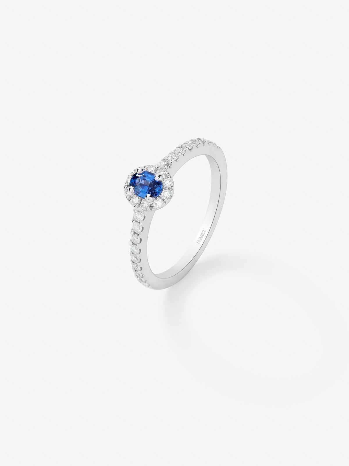 18K white gold ring with blue sapphire 0.32 cts and 40 brilliant-cut diamonds with a total of 0.25 cts