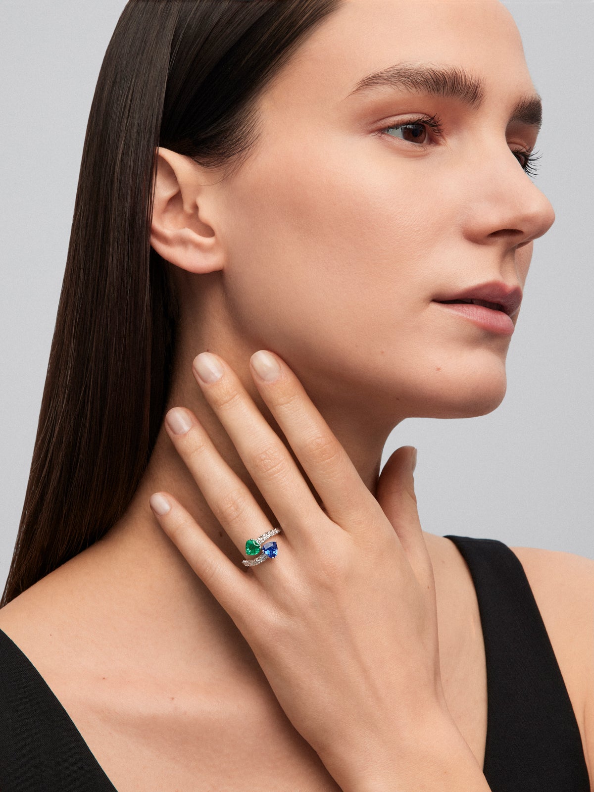 You and me ring in 18K white gold with intense blue pear-cut sapphire of 1.93 cts, pear-cut green emerald of 0.89 cts and 14 brilliant-cut diamonds with a total of 0.89 cts