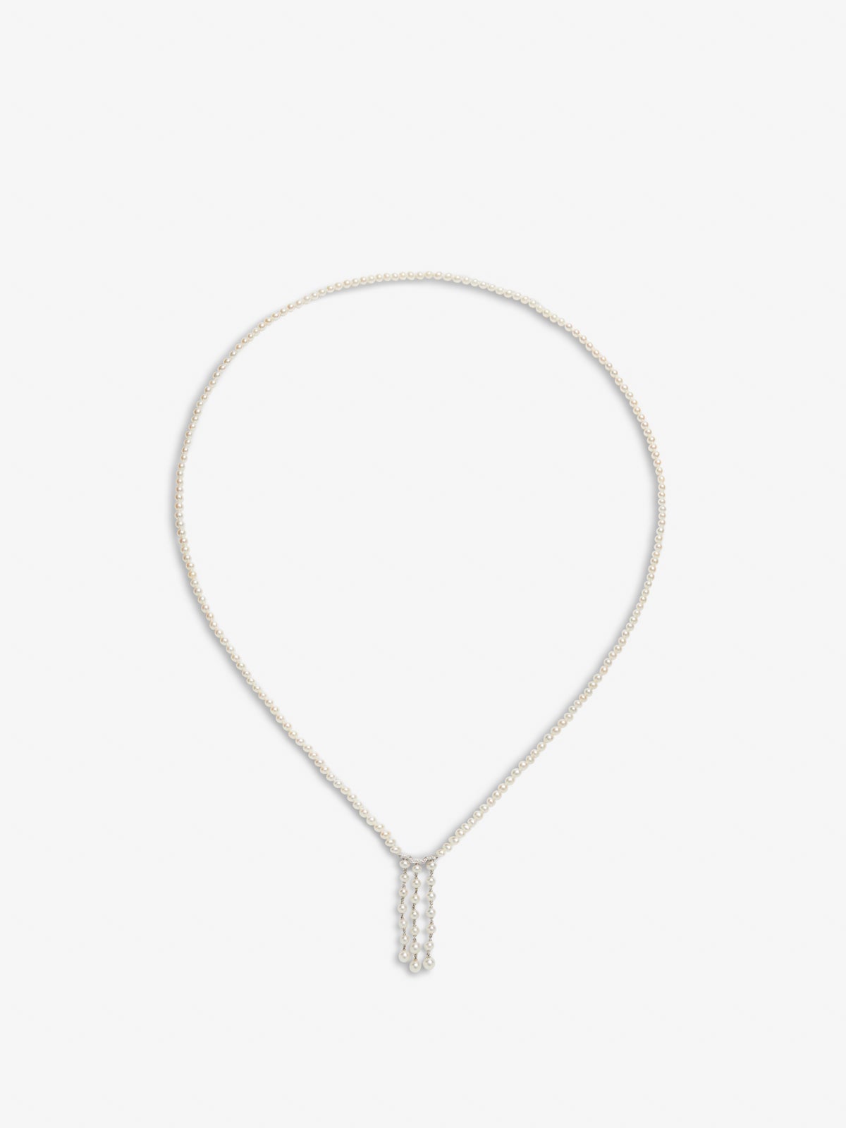 18K white gold pendant with 172 Akoya pearls and 9 brilliant-cut diamonds with a total of 0.09 cts