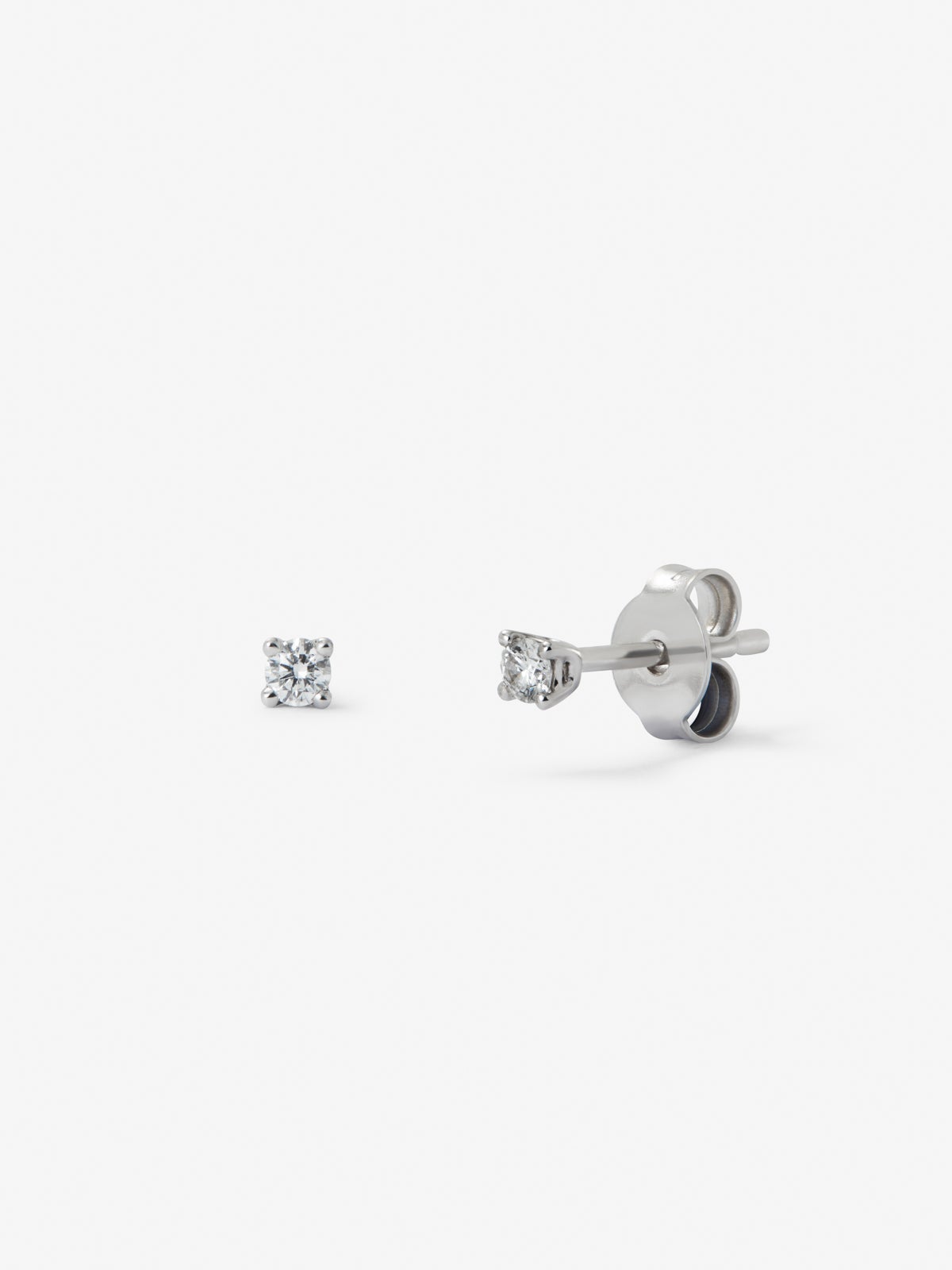 18K white gold solitaire earrings with 2 brilliant-cut diamonds with a total of 0.1 cts