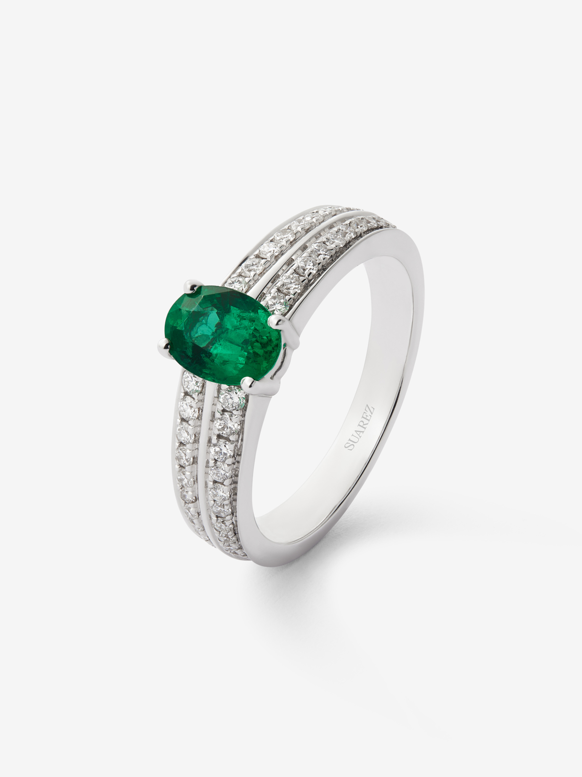 18K white gold ring with oval-cut emerald of 0.74 cts and 40 brilliant-cut diamonds with a total of 0.19 cts