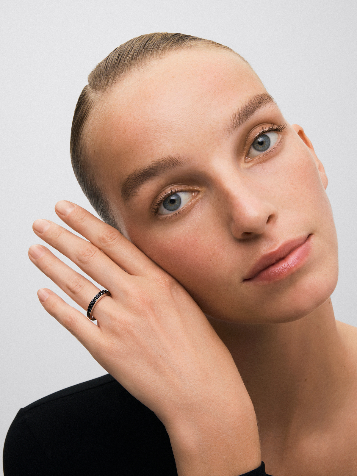 925 silver ring with 15 brilliant-cut black spinels with a total of 1.58 cts