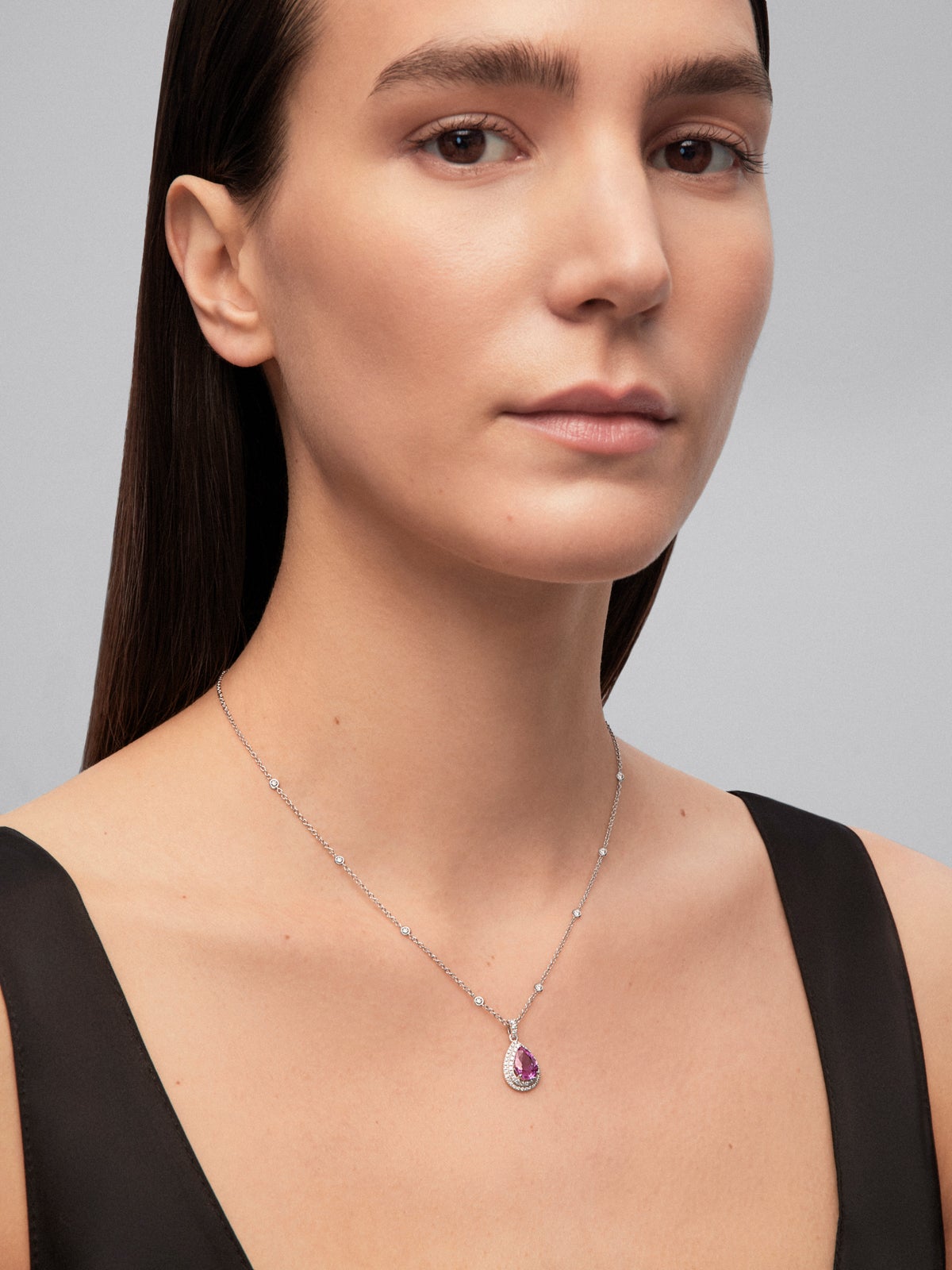 18K white gold pendant with a pear-cut vivid pink sapphire of 2.02 cts and 62 brilliant-cut diamonds with a total of 0.43 cts