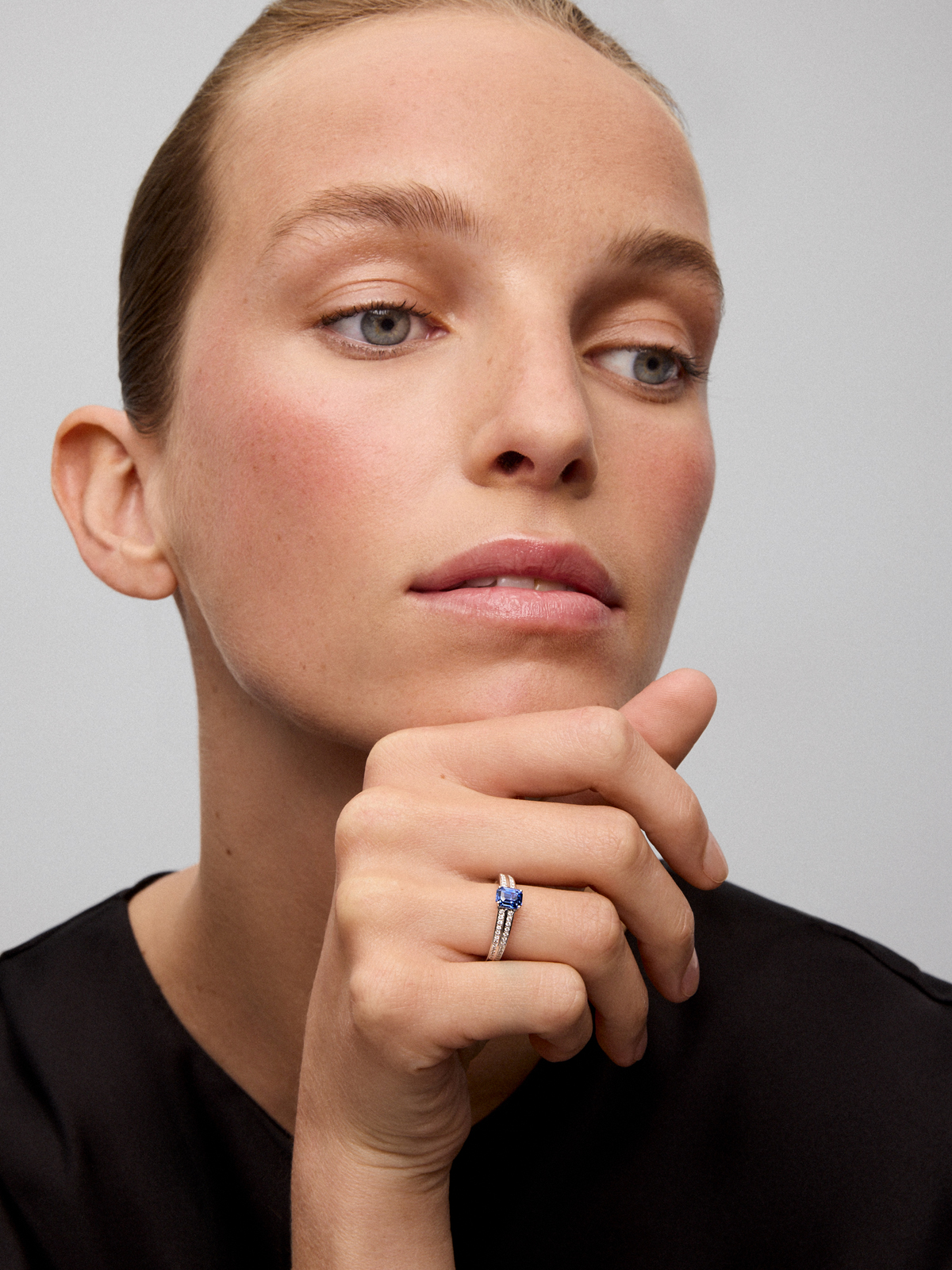 18K white gold ring with vivid blue sapphire in octagonal cut of 1.09 cts and 52 brilliant-cut diamonds with a total of 0.18 cts