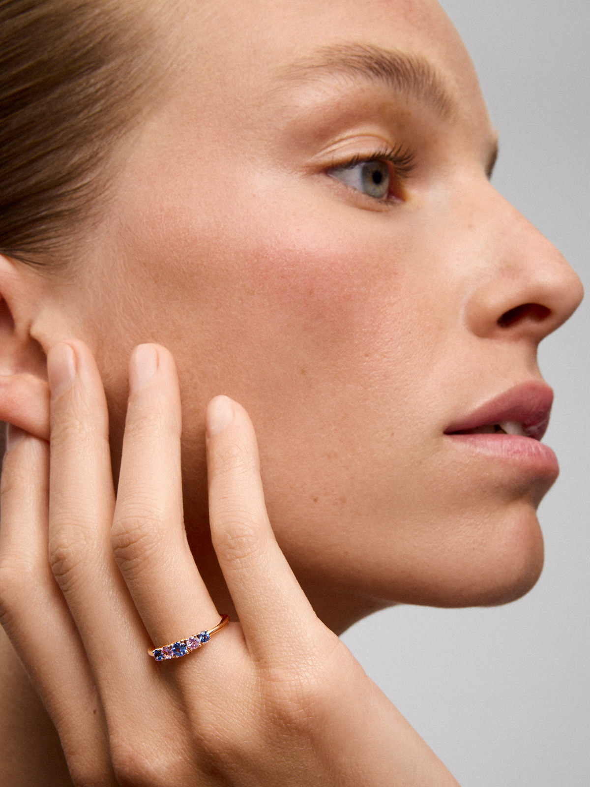 18K rose gold cinquillo ring with 5 brilliant-cut pink and blue sapphires with a total of 0.52 cts