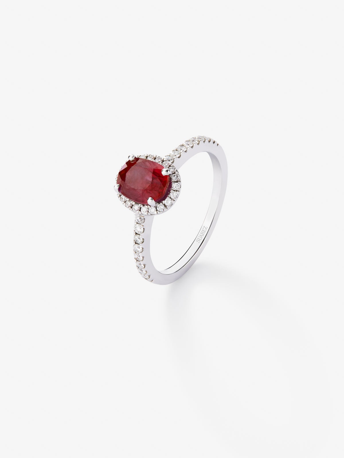 18K white gold ring with intense red ruby ​​in oval cut of 0.68 cts and 30 brilliant cut diamonds with a total of 0.31 cts