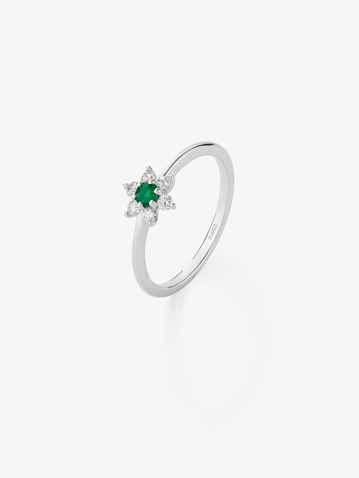 18K white gold ring with brilliant-cut green emerald of 0.08 cts and 6 brilliant-cut diamonds with a total of 0.15 cts in the shape of a star