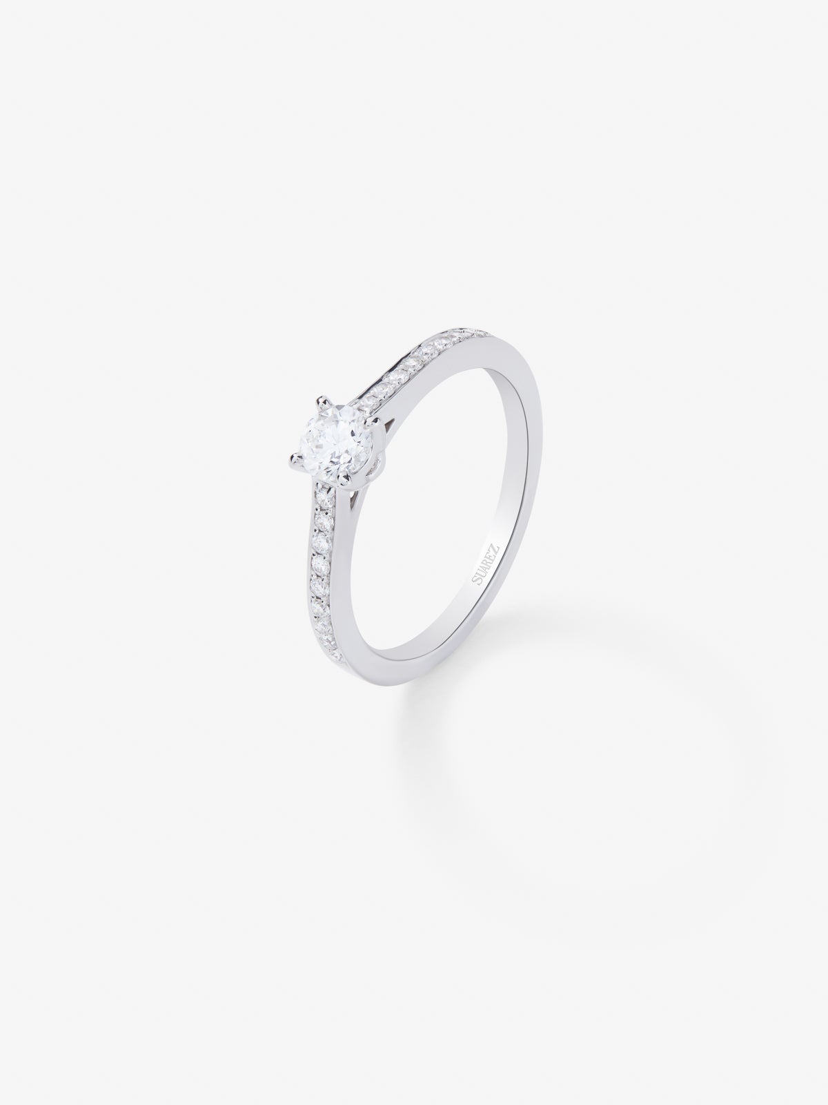 18K white gold solitaire ring with central brilliant-cut diamond of 0.3 cts and arm of 18 brilliant-cut diamonds with a total of 0.13 cts