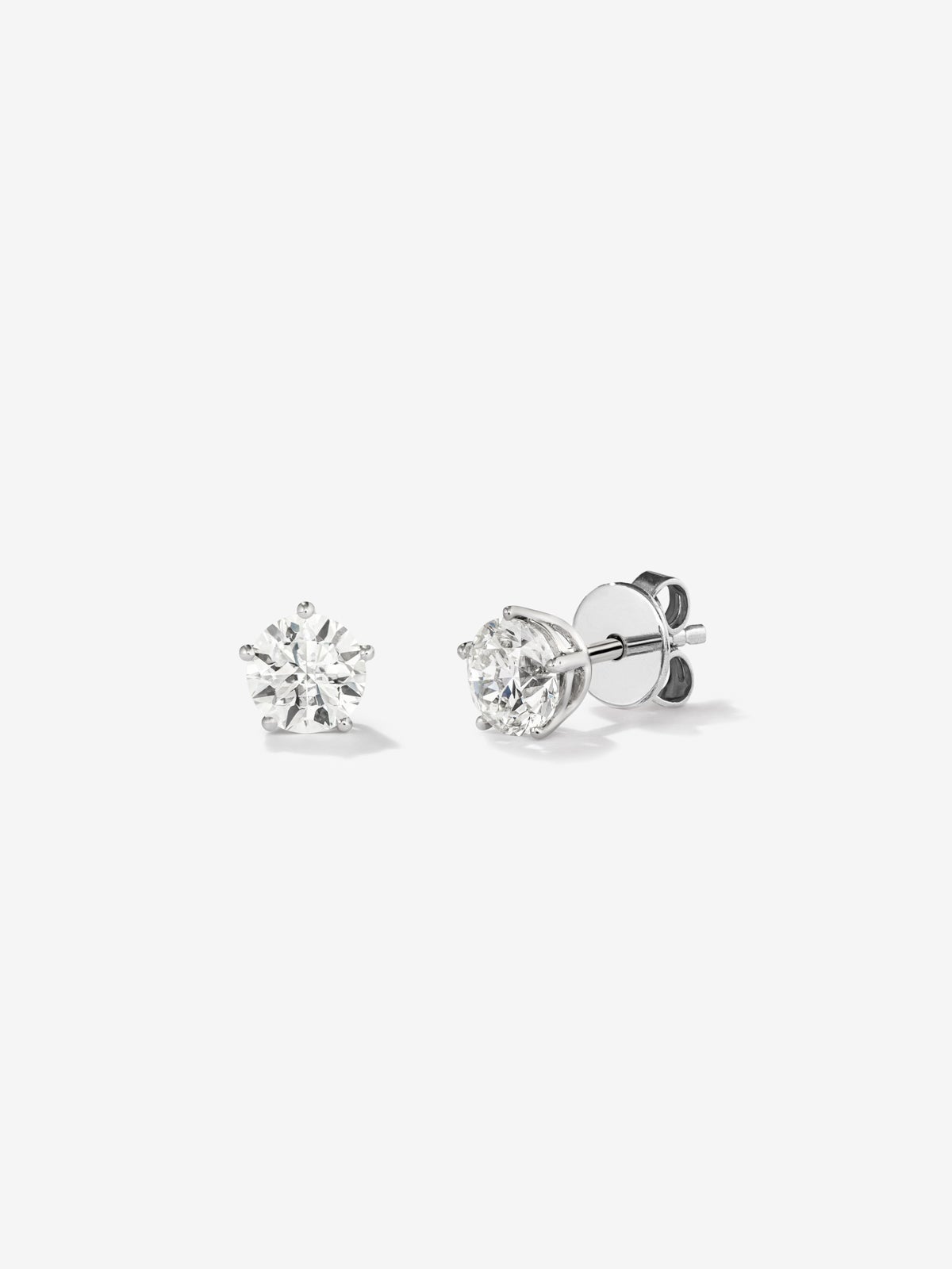 18K white gold earrings with 2 brilliant-cut diamonds with a total of 0.2 cts