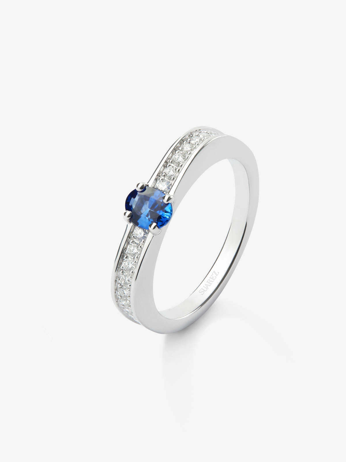 18K white gold ring with oval-cut blue sapphire of 0.47 cts and 22 brilliant-cut diamonds with a total of 0.16 cts