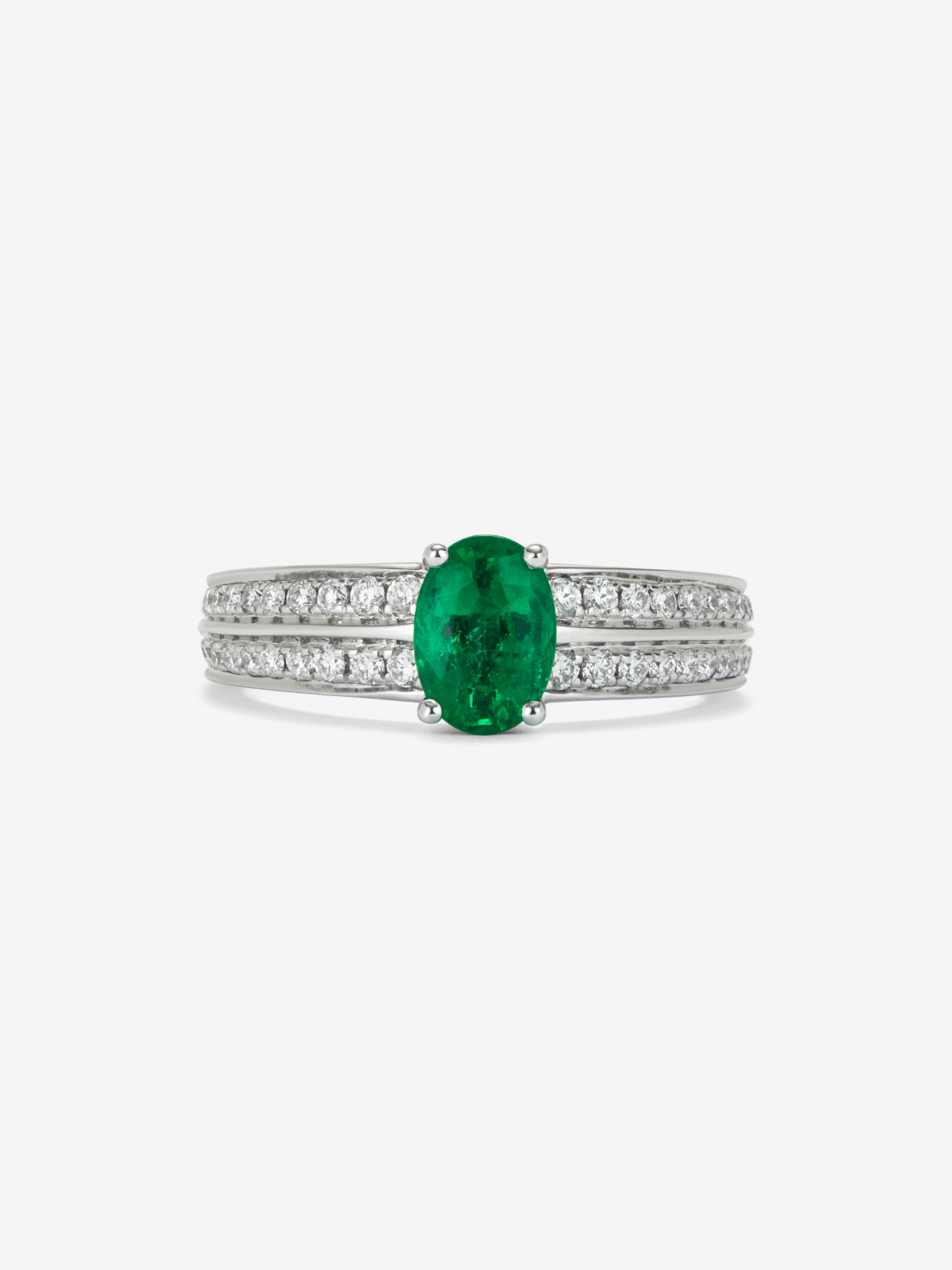 18K white gold ring with oval-cut emerald of 0.74 cts and 40 brilliant-cut diamonds with a total of 0.19 cts