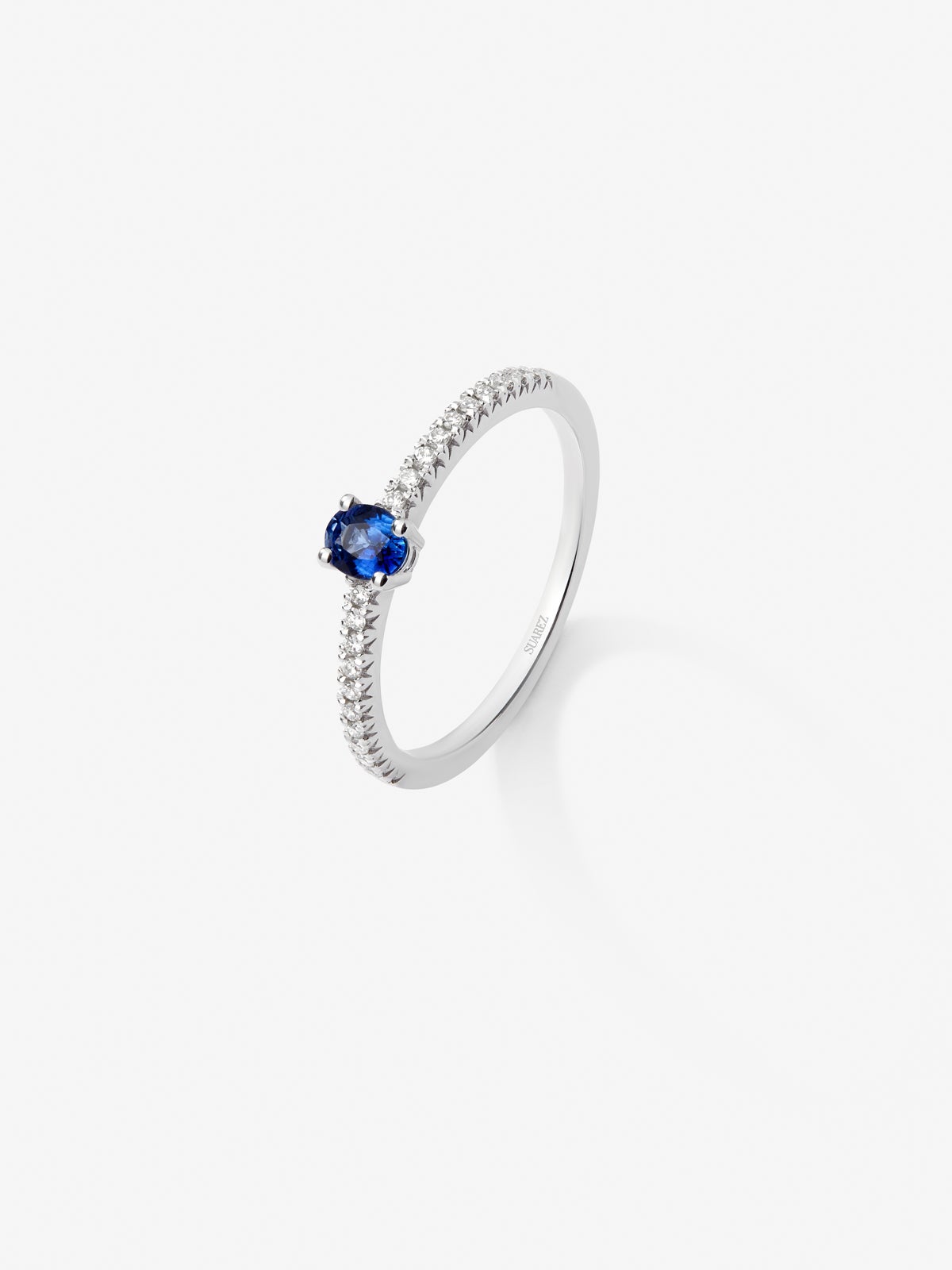 18K white gold ring with oval-cut blue sapphire of 0.86 cts and 16 brilliant-cut diamonds with a total of 0.29 cts