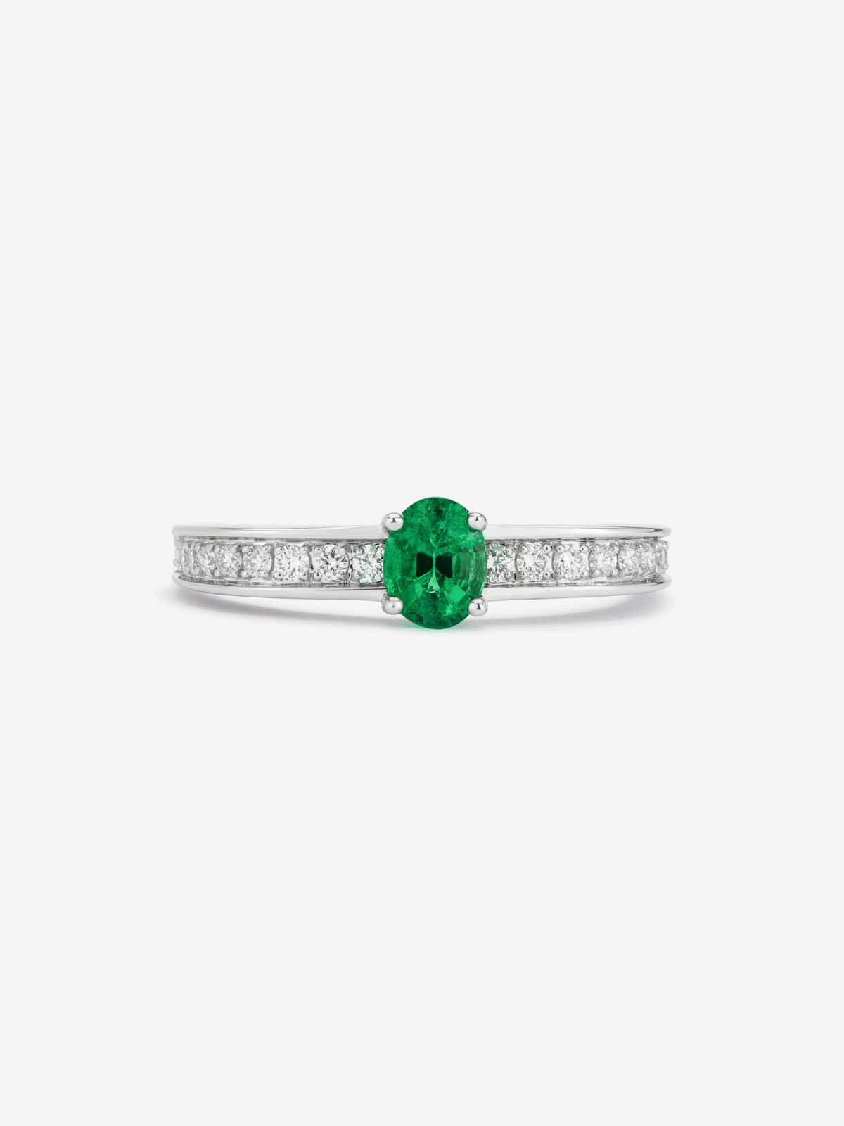 18K white gold ring with oval-cut emerald of 0.39 cts and 22 brilliant-cut diamonds with a total of 0.16 cts