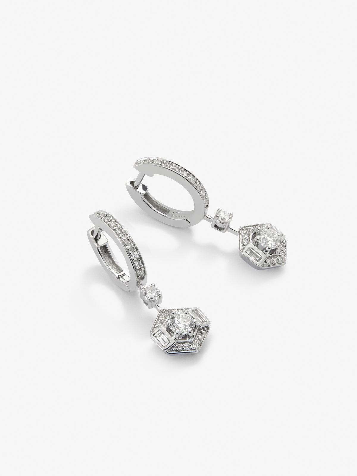 18K white gold earrings with 0.45 ct brilliant cut diamonds