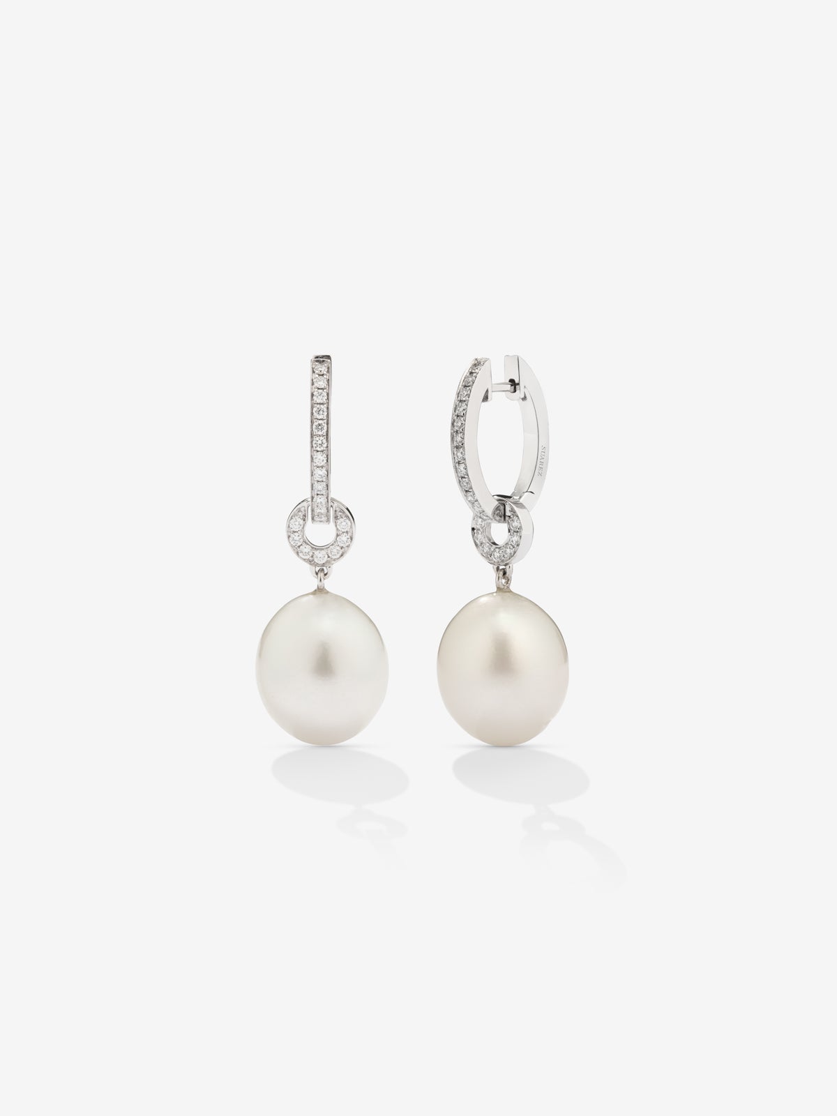 18K white gold earrings with 2 13mm pearls and 32 brilliant-cut diamonds with a total of 0.32 cts