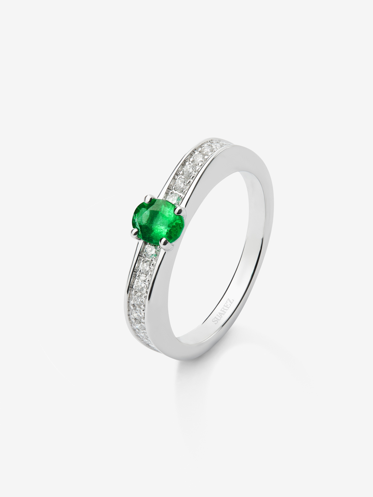 18K white gold ring with oval-cut emerald of 0.32 cts and 22 brilliant-cut diamonds with a total of 0.15 cts