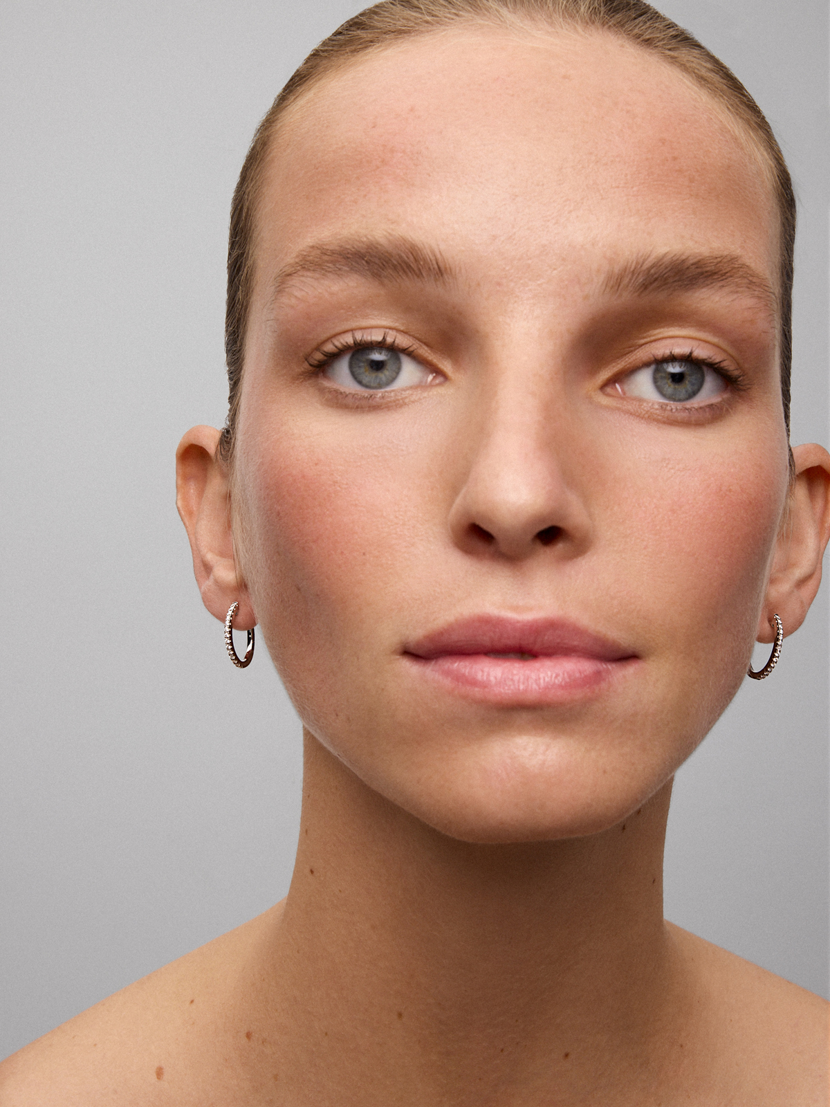 Thin hoop earrings made of 18K white gold with diamonds