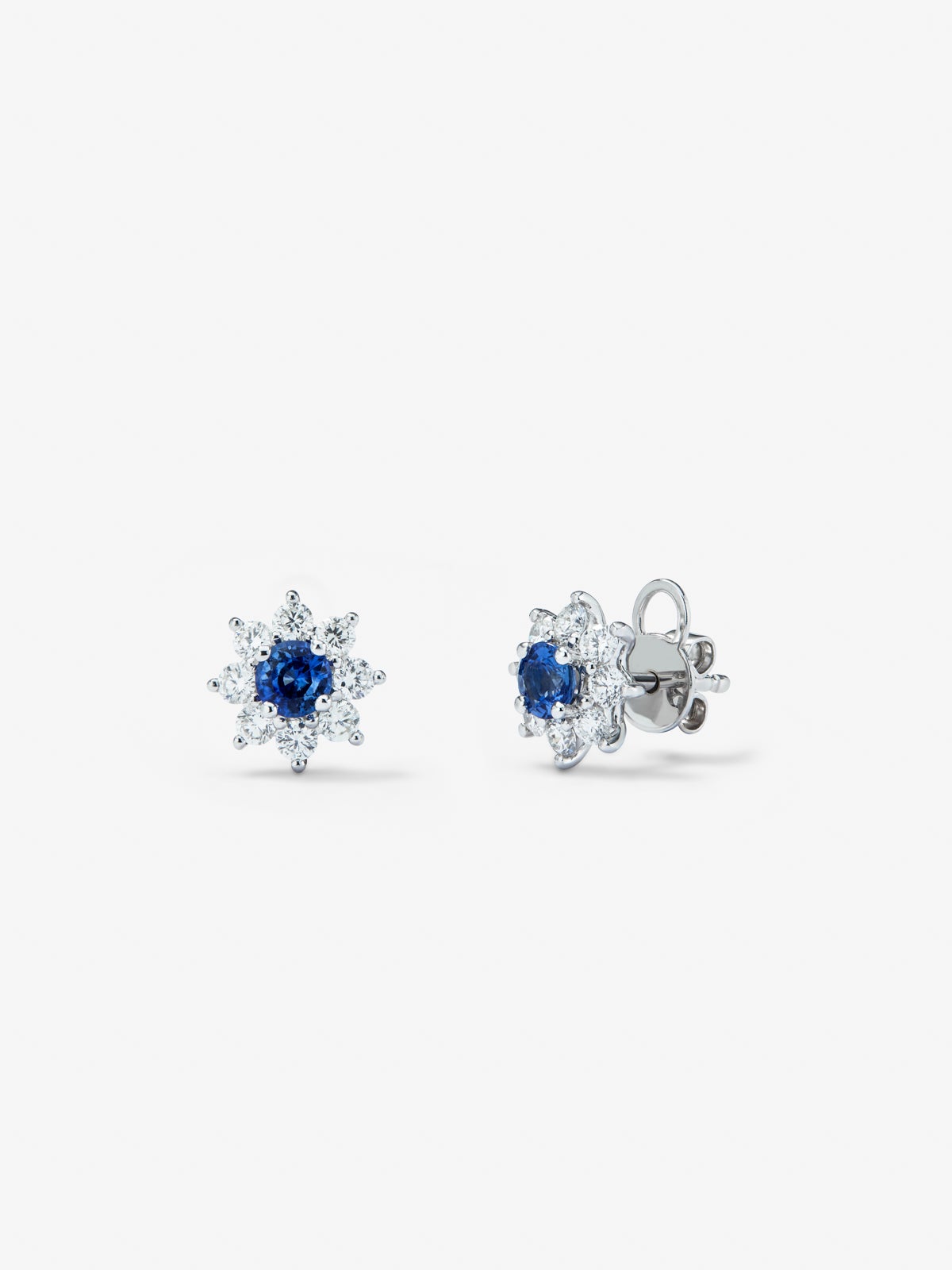 Star-shaped earrings in 18K white gold with 2 brilliant-cut blue sapphires with a total of 0.62 cts and 16 brilliant-cut white diamonds with a total of 0.77 cts