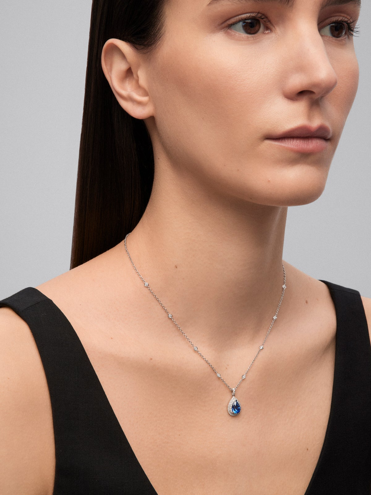 18K white gold pendant with a pear-cut cornflower blue sapphire of 2.02 cts and 62 brilliant-cut diamonds with a total of 0.43 cts