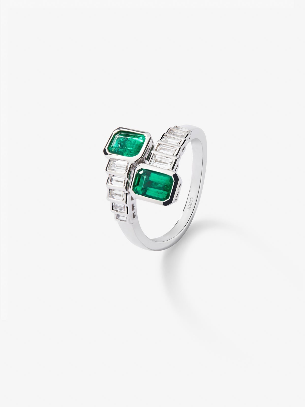 You and me ring in 18K white gold with 2 octagonal-cut green emeralds with a total of 1.28 cts and 10 baguette-cut diamonds with a total of 0.57 cts