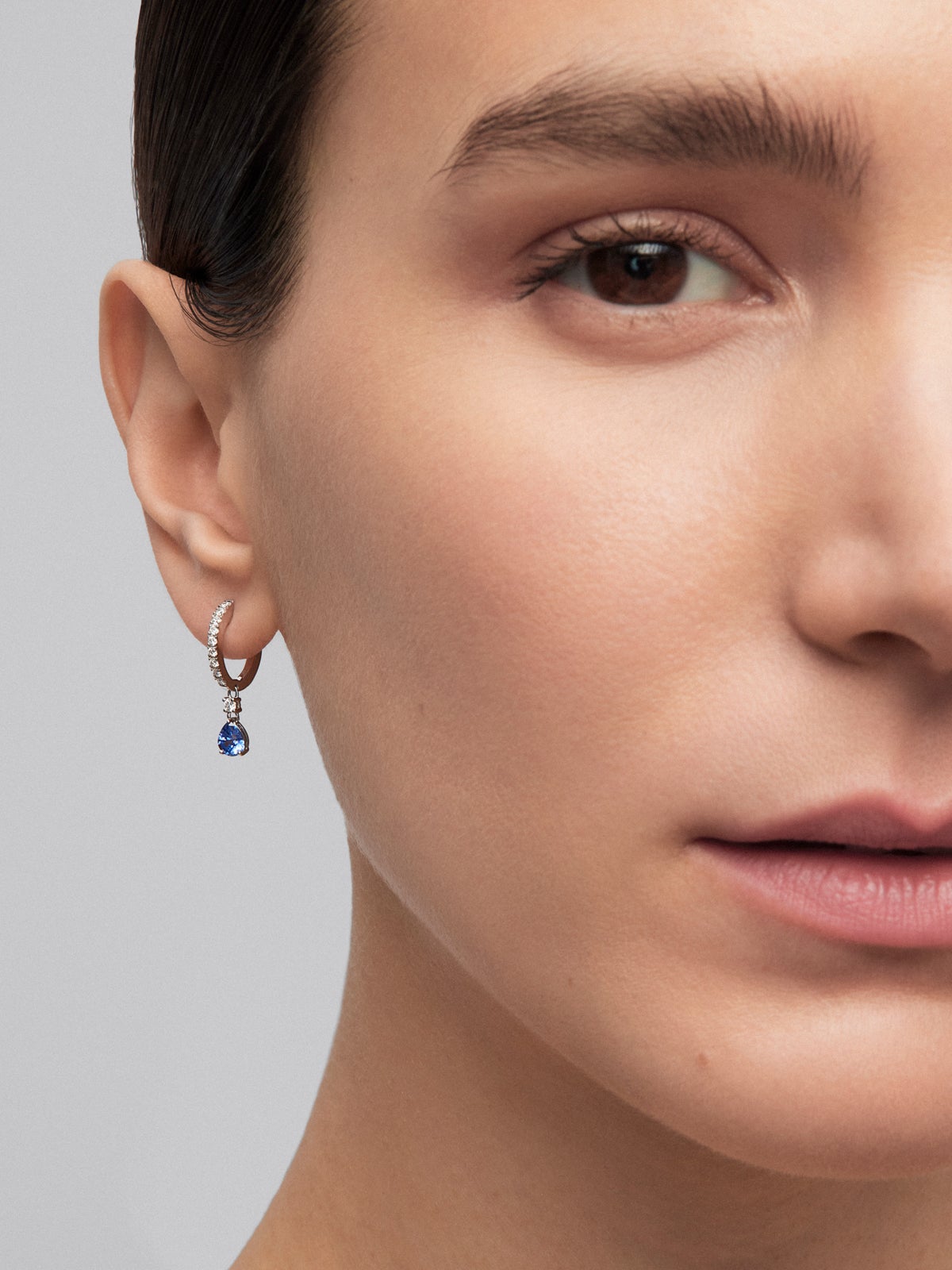 18K white gold hoop earrings with 2 pear-cut blue sapphires with a total of 0.77 cts and 28 brilliant-cut diamonds with a total of 0.3 cts