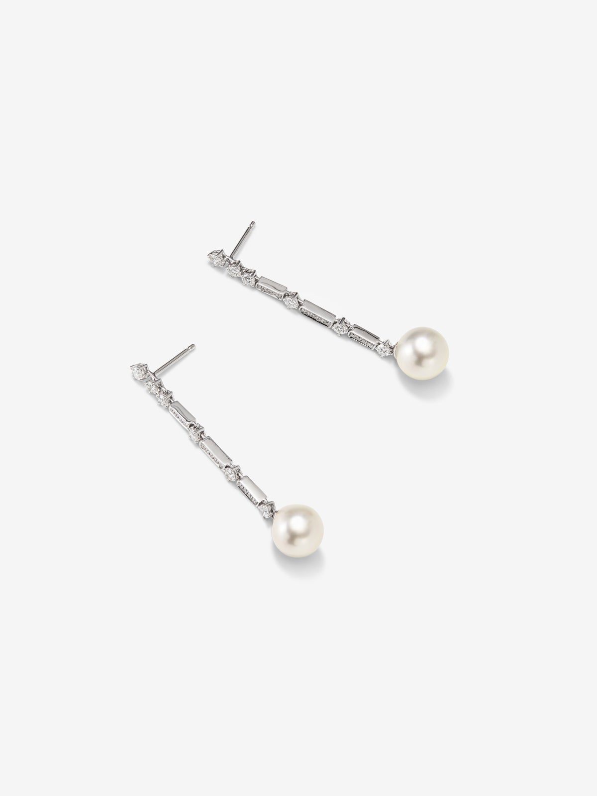 18K white gold earrings with white pearls and white diamonds in a bright size of 0.66