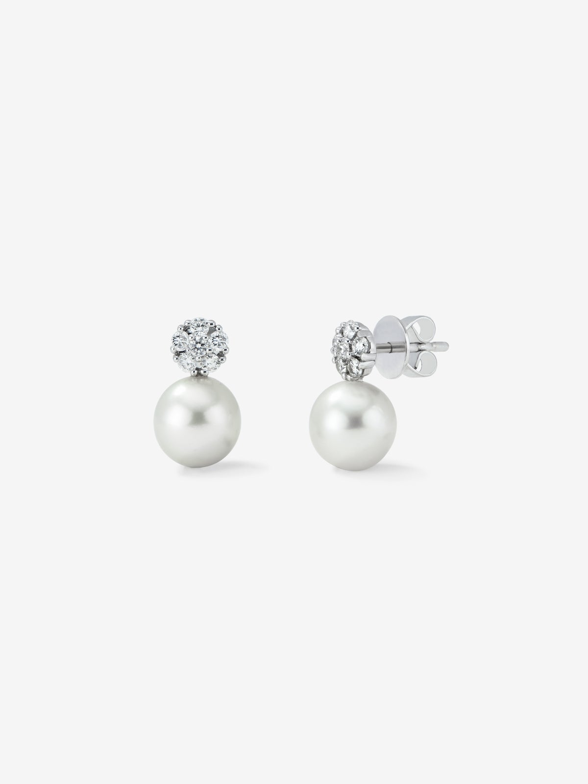 18K white gold earrings with 12 brilliant-cut diamonds with a total of 0.34 cts and 2 8.5mm Australian pearls