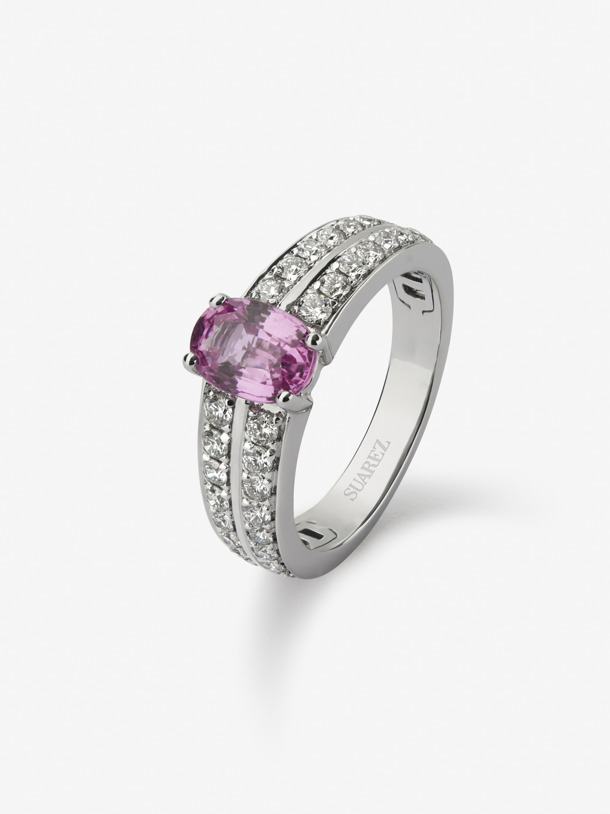 18K white gold ring with vivid pink sapphire in oval cut of 1.46 cts and 32 brilliant-cut diamonds with a total of 0.61 cts