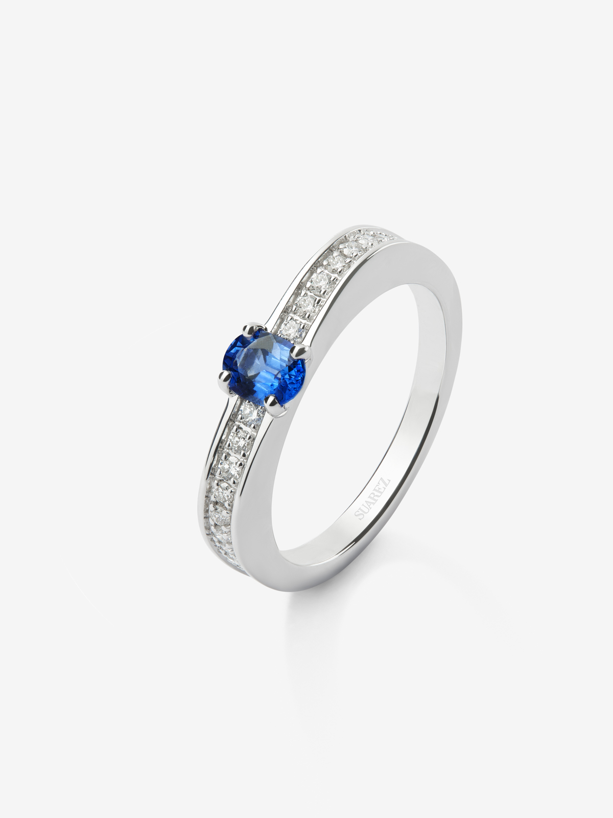 18K white gold ring with oval-cut blue sapphire of 0.44 cts and 22 brilliant-cut diamonds with a total of 0.16 cts