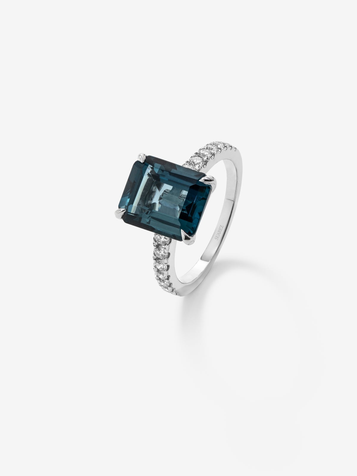 18K white gold ring with emerald-cut London blue topaz of 4.25 cts and 14 brilliant-cut diamonds with a total of 0.32 cts