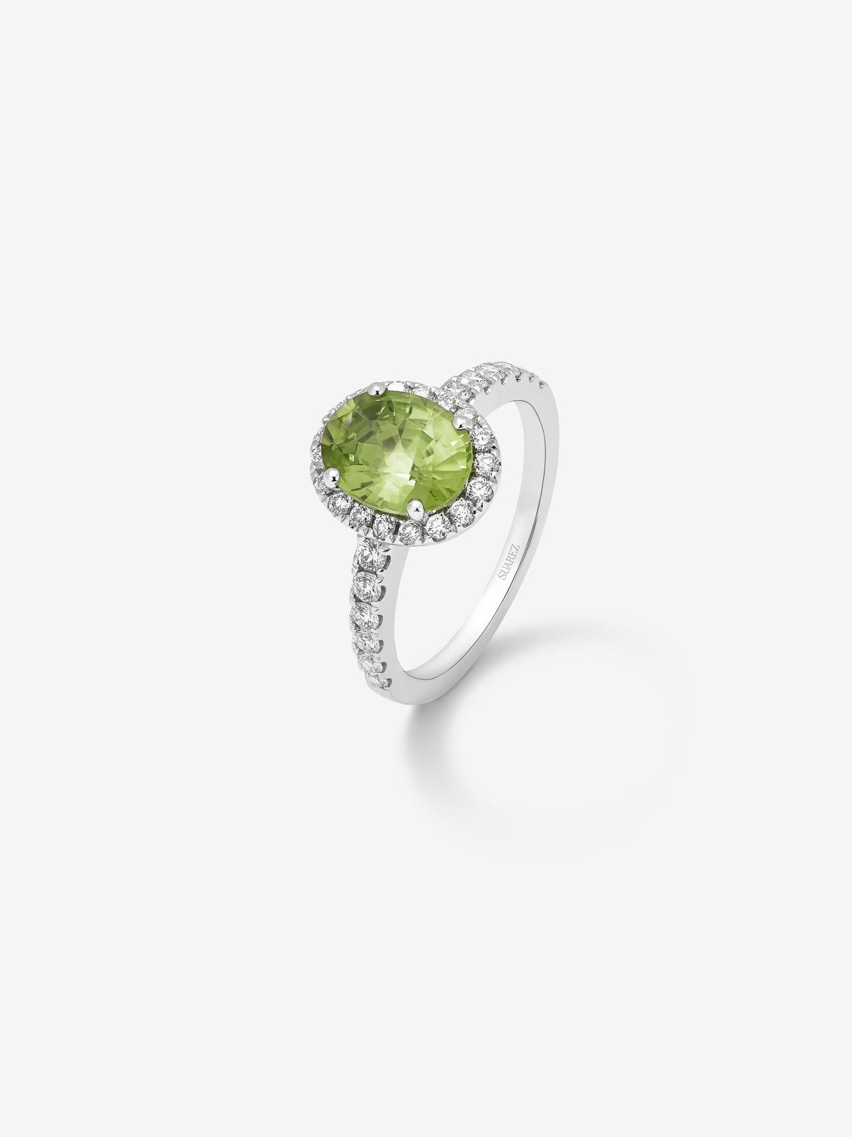 18K white gold ring with green peridot