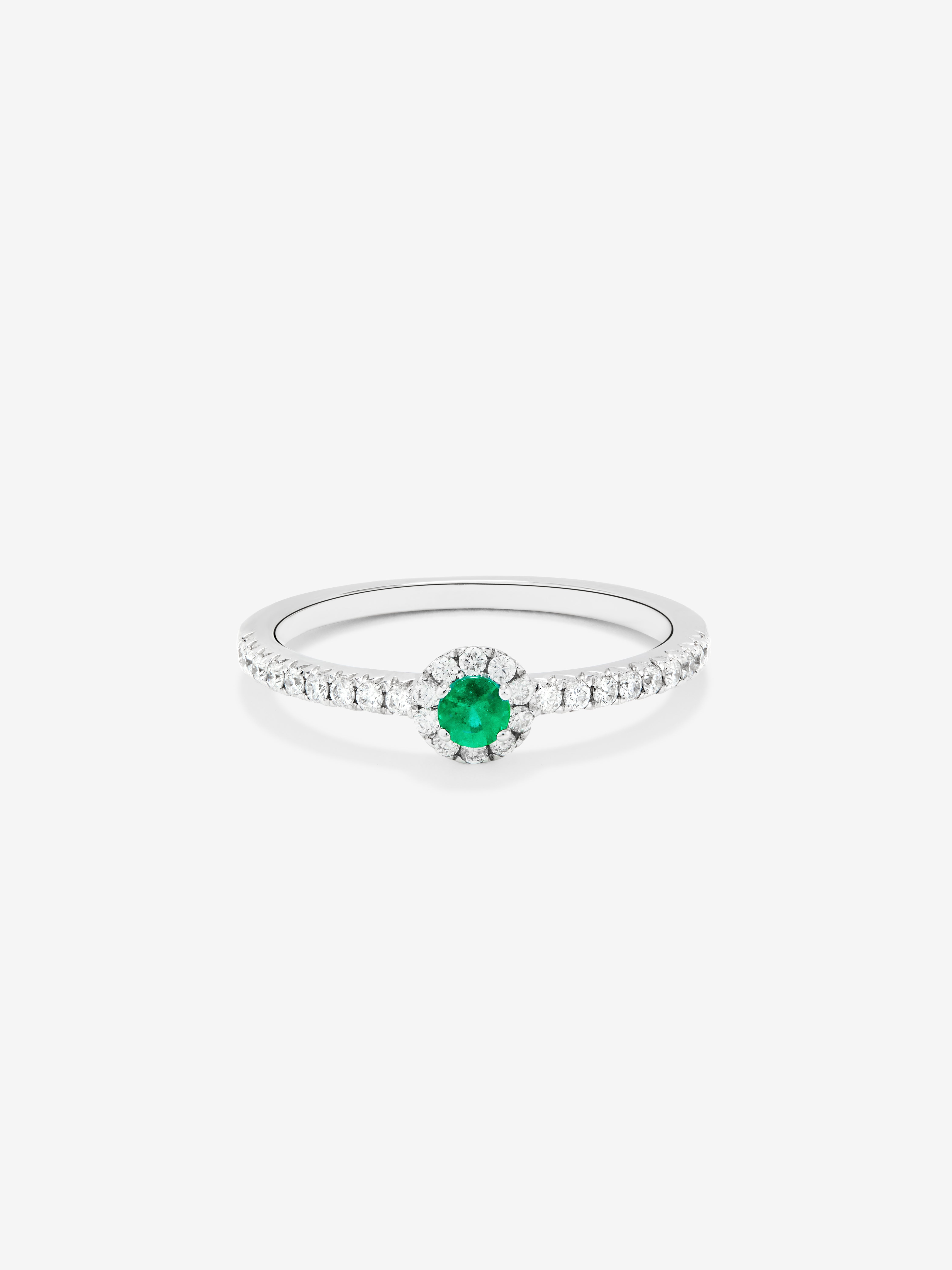 18K white gold ring with brilliant-cut emerald of 0.21 cts and arm and border of 24 brilliant-cut diamonds with a total of 0.29 cts