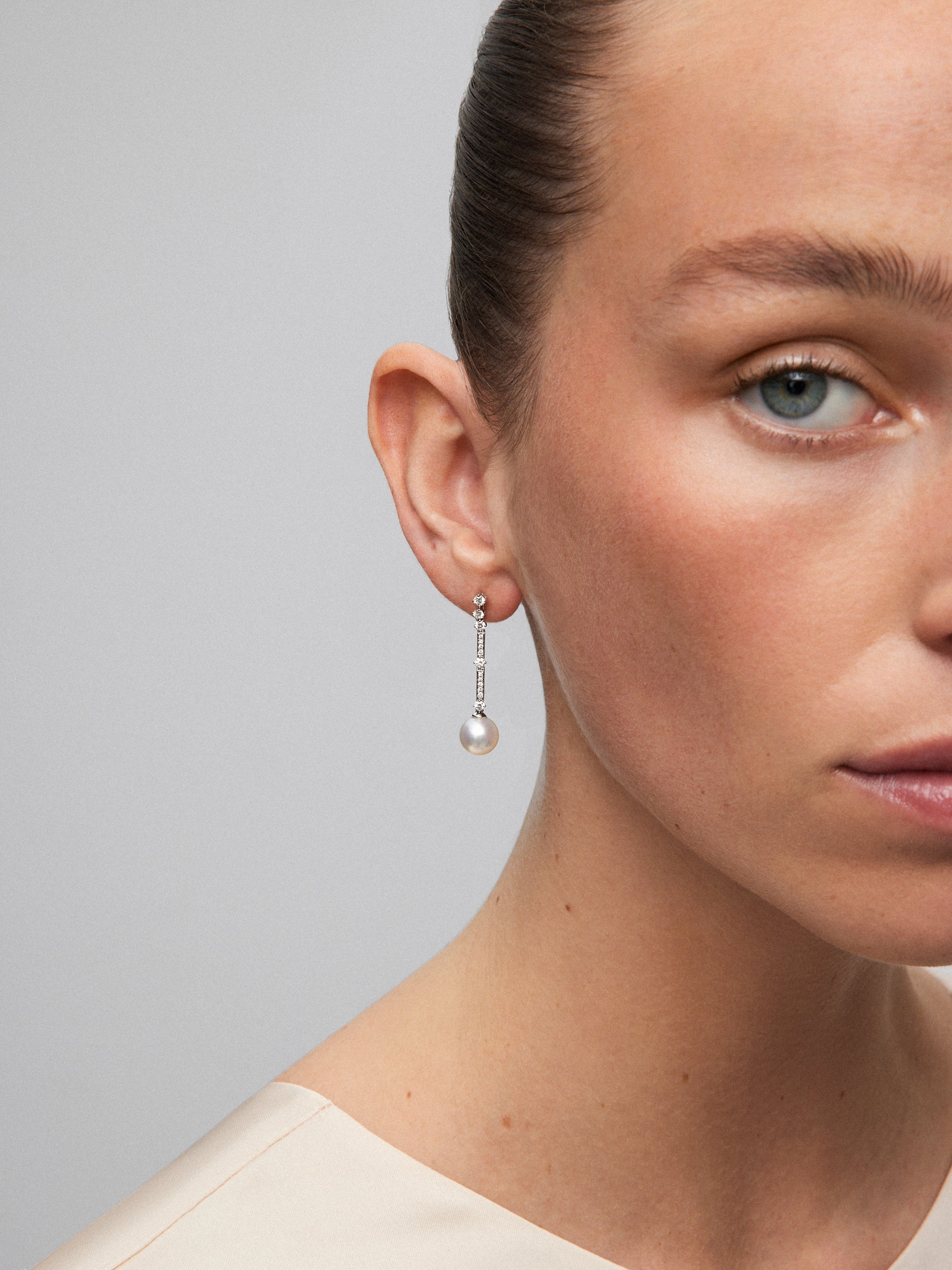 18k white gold pendant earring with Australian pearl and diamond.