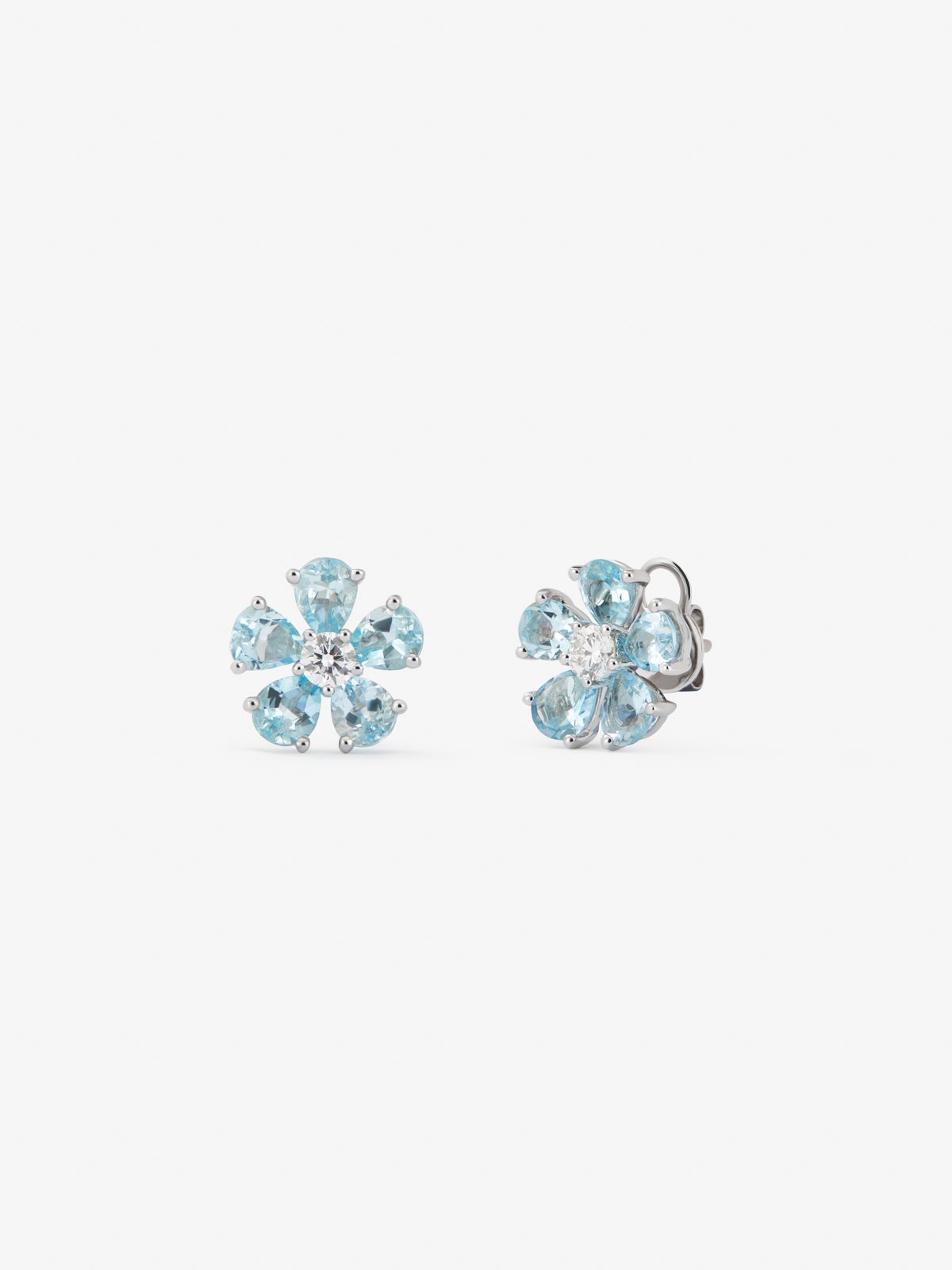 18K white gold earrings with 2.5 ct pear-cut aquamarines and 0.3 ct brilliant-cut diamonds in the shape of a flower