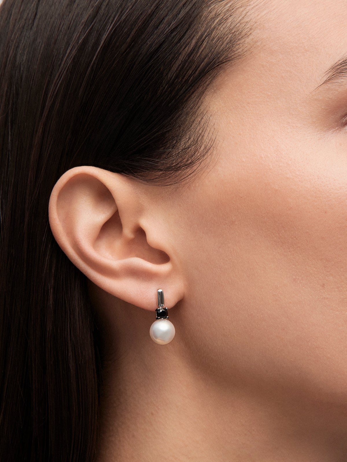 925 silver earrings with 2 brilliant-cut black spinels and 8.5mm Akoya pearls