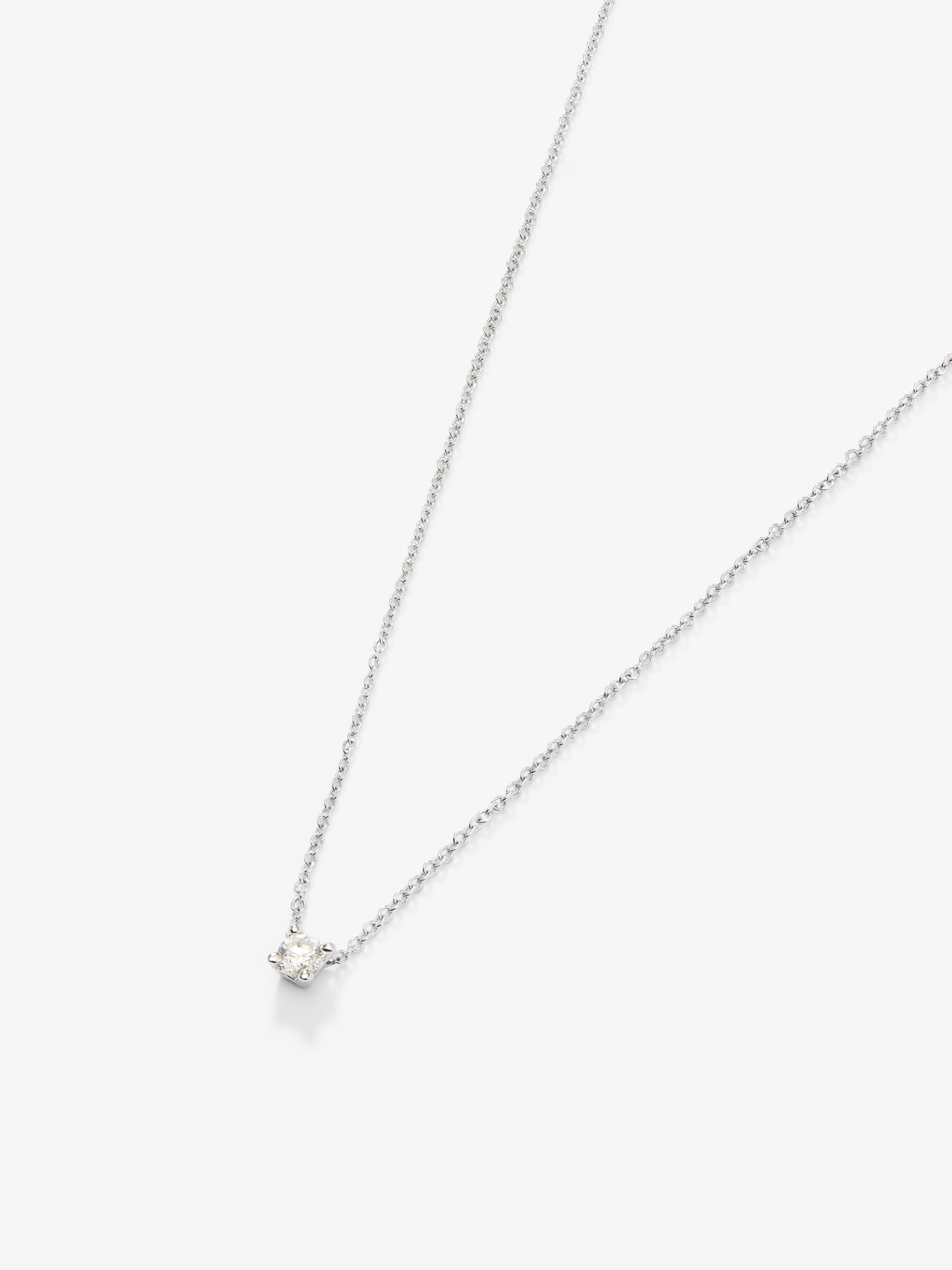 18K white gold chain pendant with solitary diamond