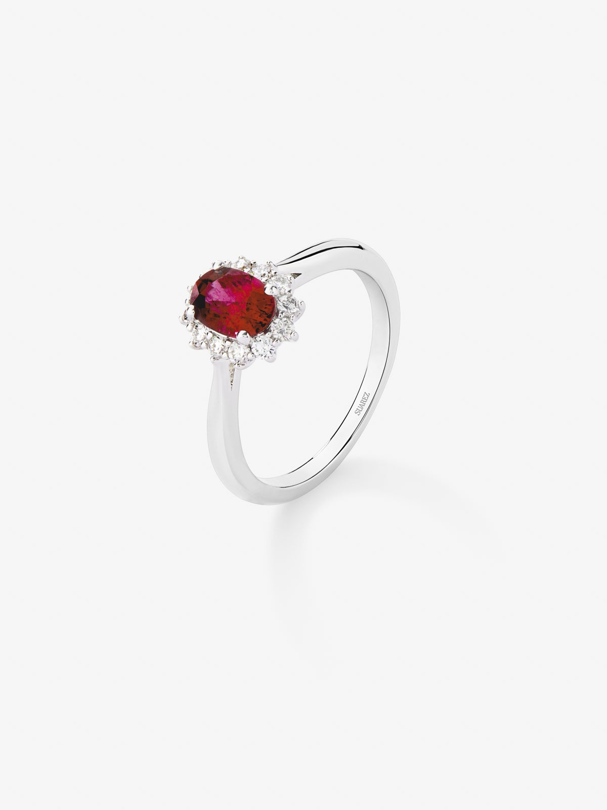 18K white gold ring with oval-cut pigeon blood red ruby ​​of 1.24 cts and 12 brilliant-cut diamonds with a total of 0.25 cts