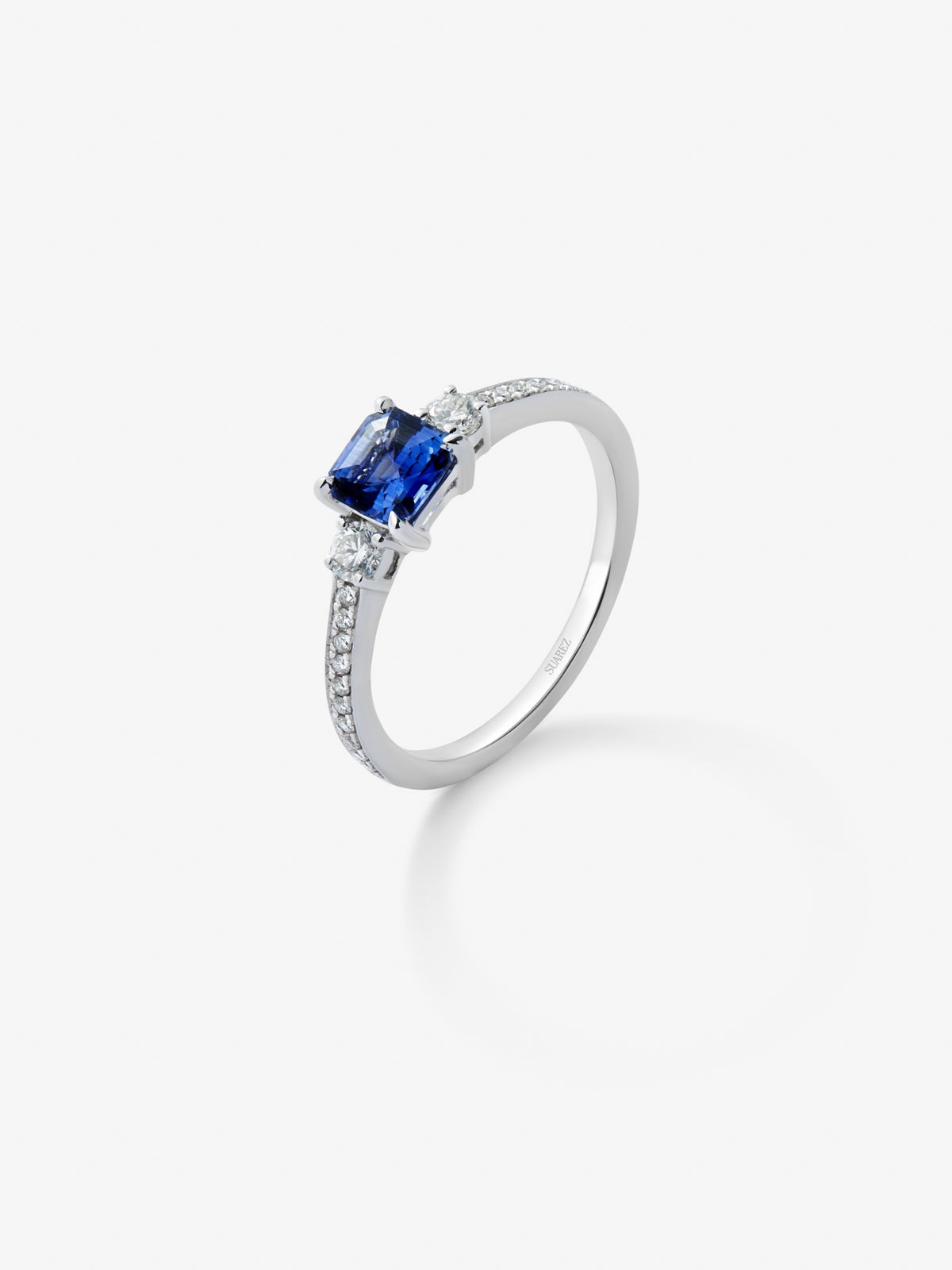 18K white gold triple ring with octagonal-cut blue sapphire of 0.7 cts and 2 brilliant-cut diamonds with a total of 0.26 cts