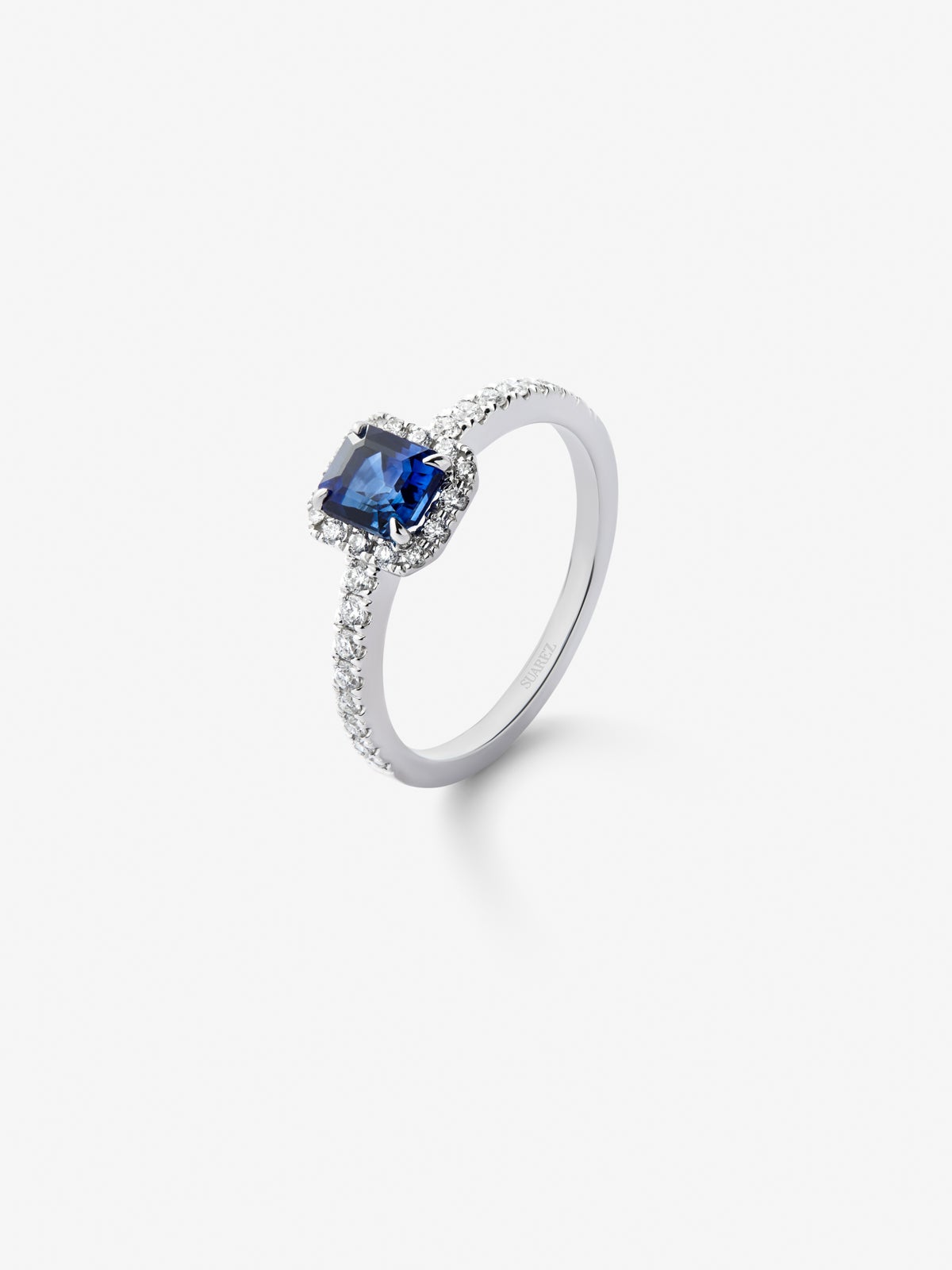 18K white gold ring with octagonal-cut blue sapphire of 0.97 cts and 30 brilliant-cut diamonds with a total of 0.31 cts