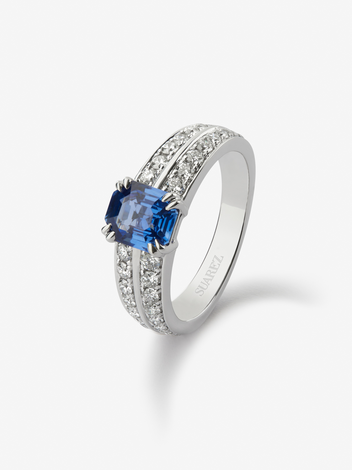 18K white gold ring with cornflower blue sapphire in octagonal cut of 1.477 cts and 36 brilliant-cut diamonds with a total of 0.59 cts