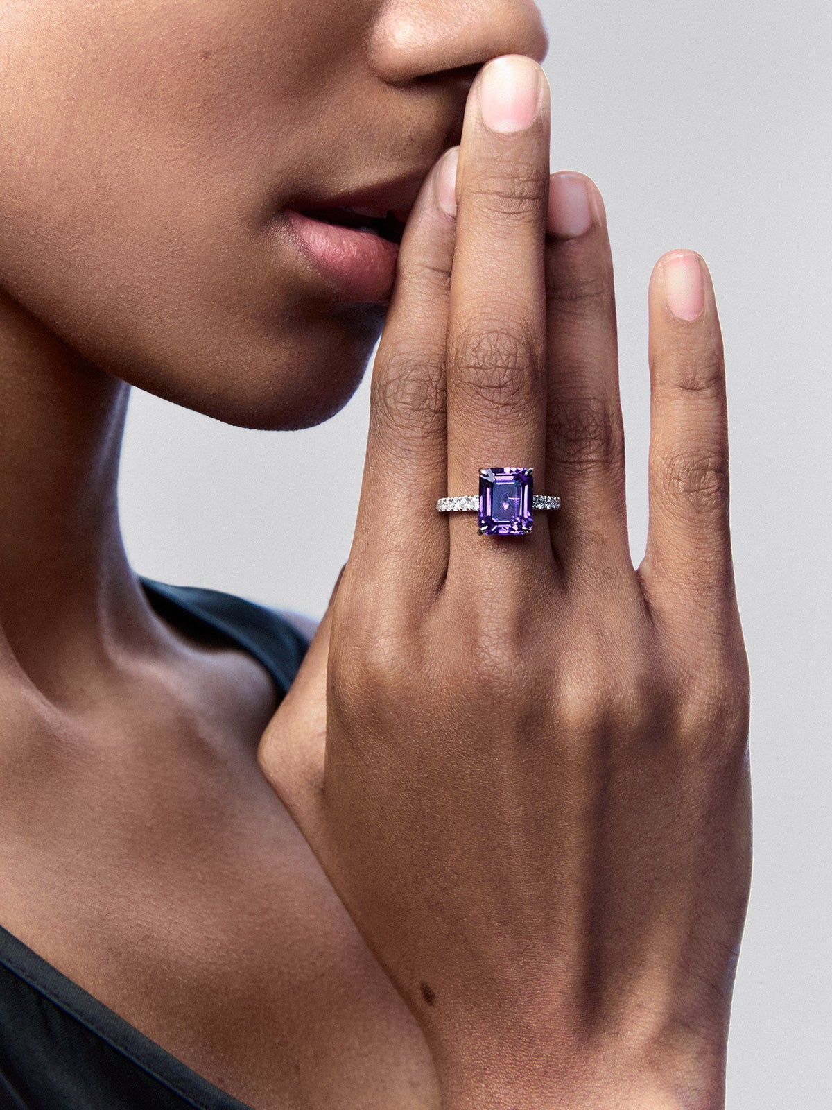 18K white gold ring with emerald-cut purple amethyst of 4.25 cts and 14 brilliant-cut diamonds with a total of 0.32 cts