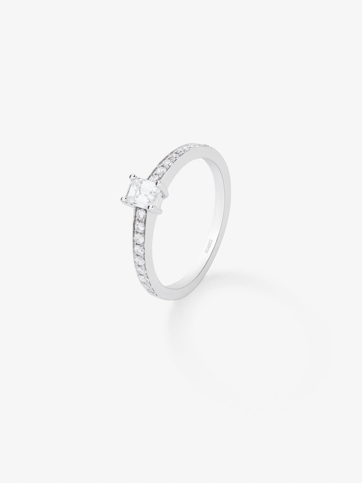 18K white gold solitaire ring with central emerald-cut diamond of 0.3 cts and 26 brilliant-cut diamonds with a total of 0.13 cts