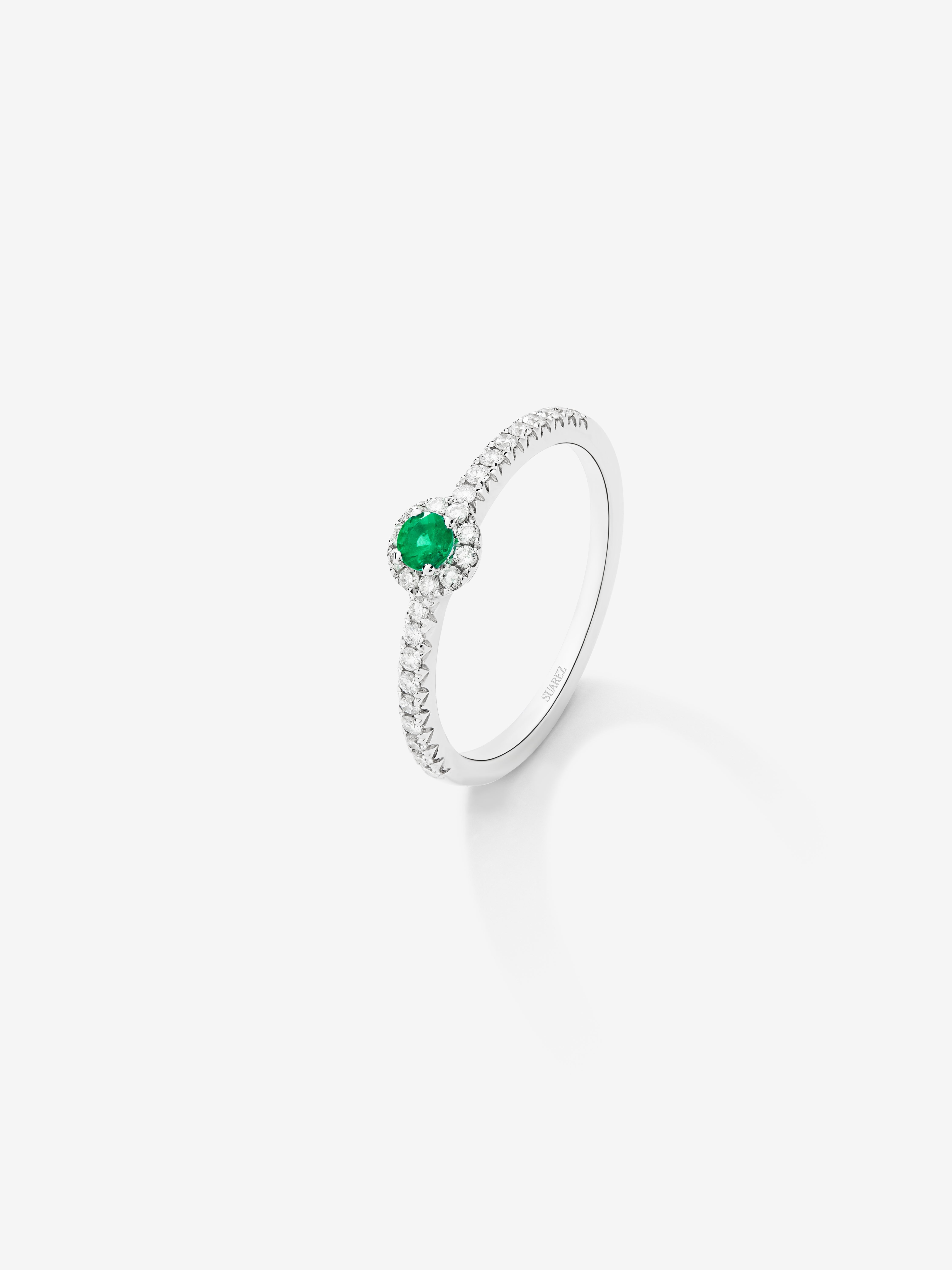 18K white gold ring with brilliant-cut emerald of 0.21 cts and arm and border of 24 brilliant-cut diamonds with a total of 0.29 cts