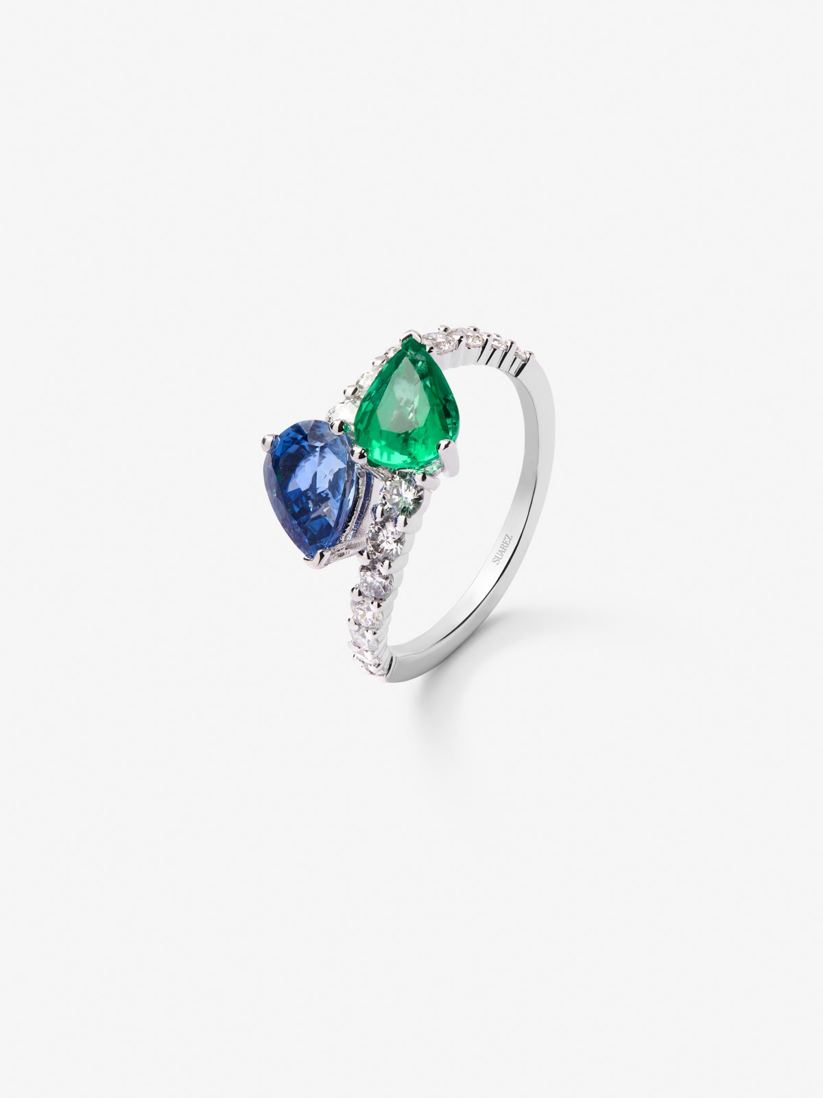 You and me ring in 18K white gold with an intense blue pear-cut sapphire of 1.49 cts, a pear-cut green emerald of 1.04 cts and 14 brilliant-cut diamonds with a total of 0.64 cts