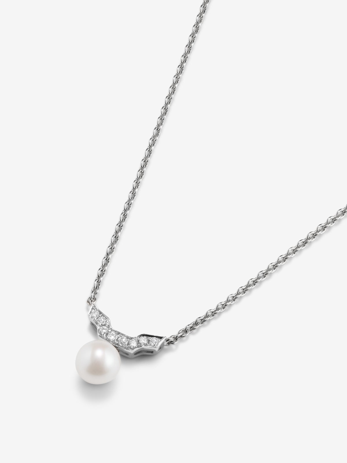 18k white gold pendant necklace with Akoya pearl and diamonds.