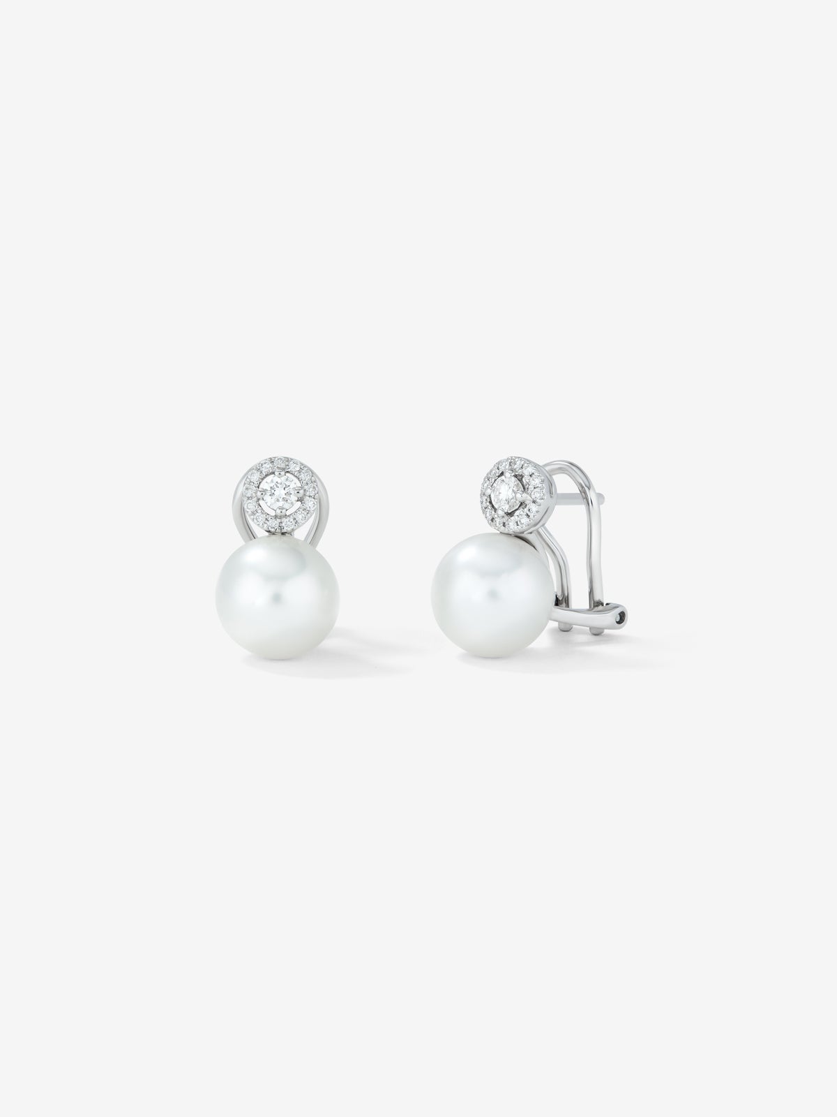 18K white gold hoop earrings with 2 9 mm pearls and 28 brilliant-cut diamonds with a total of 0.24 cts