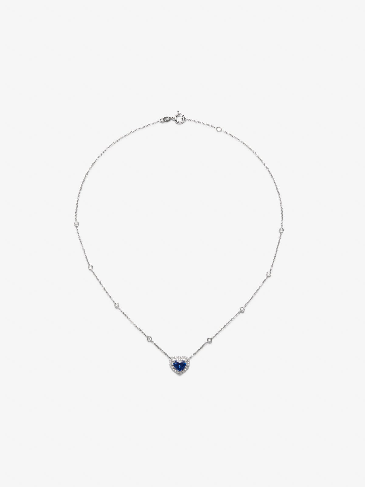 18K white gold pendant with heart-cut royal blue sapphire of 1.51 cts and 59 brilliant-cut diamonds with a total of 0.3 cts