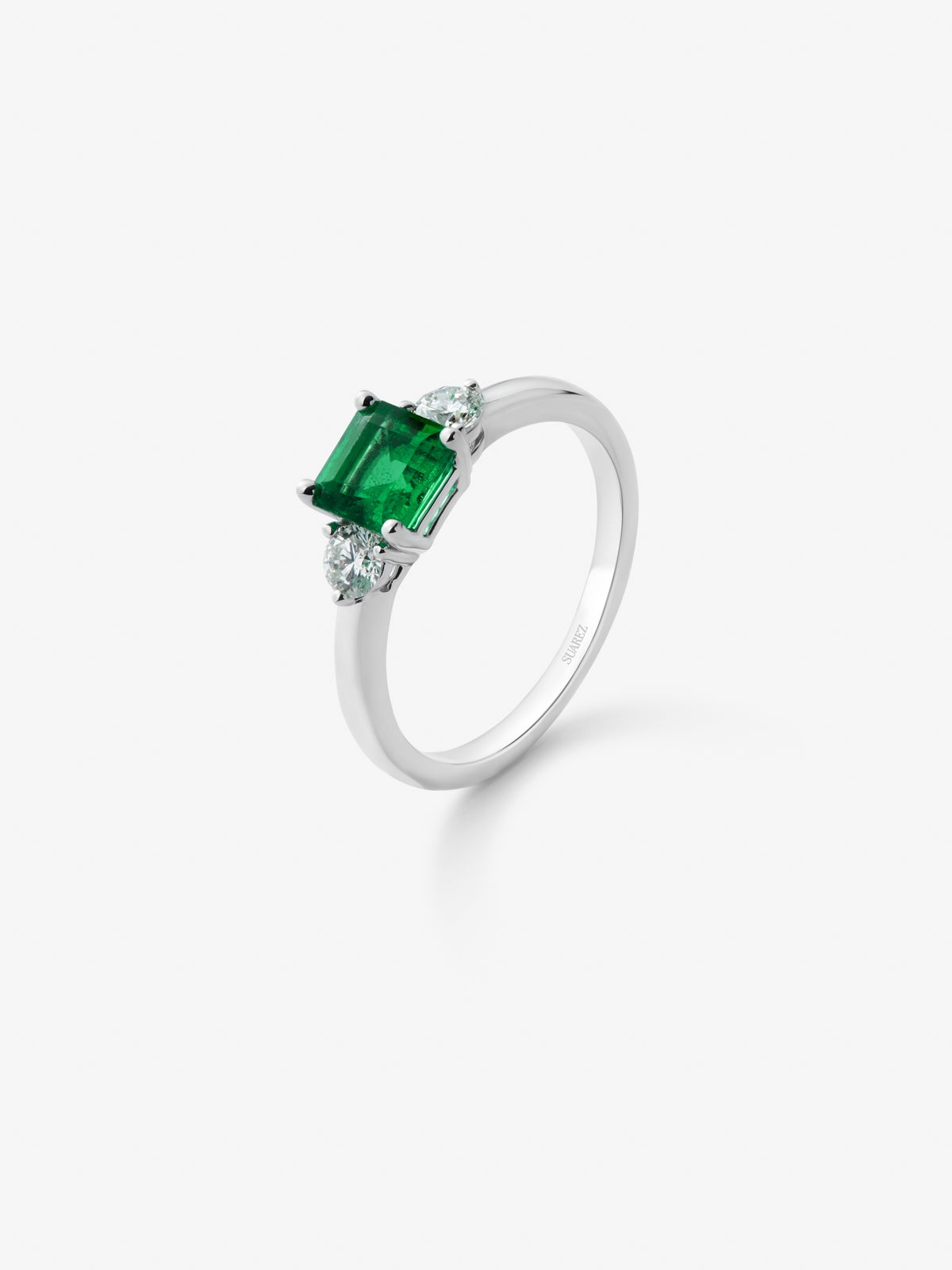 Triple ring in 18K white gold with a cushion-cut emerald of 0.86 cts and 2 brilliant-cut diamonds with a total of 0.29 cts