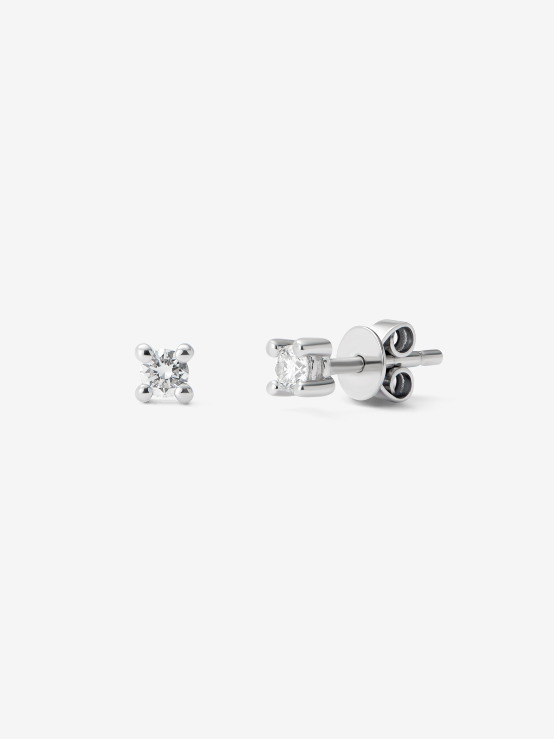 18K white gold solitaire earrings with 2 brilliant-cut diamonds with a total of 0.14 cts